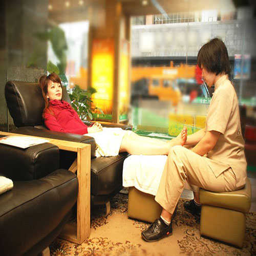 【6星集足體養生館 - 多館通用】腳底按摩+泡腳+肩頸熱敷 (合計40分鐘)