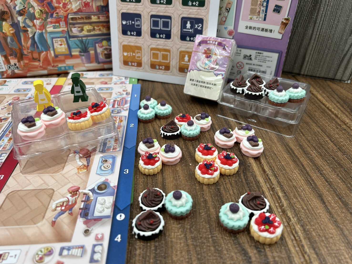 【桌遊侍】胡鬧咖啡廳 甜點時間 《免運.再送充足牌套》正版實體店面快速出貨 精緻配件.輕策略遊戲.模擬經營.資源分配