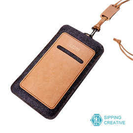俬品創意 - 設計款紙革直式手機套附頸繩 (適用5.5吋)-雅痞駝 強強滾