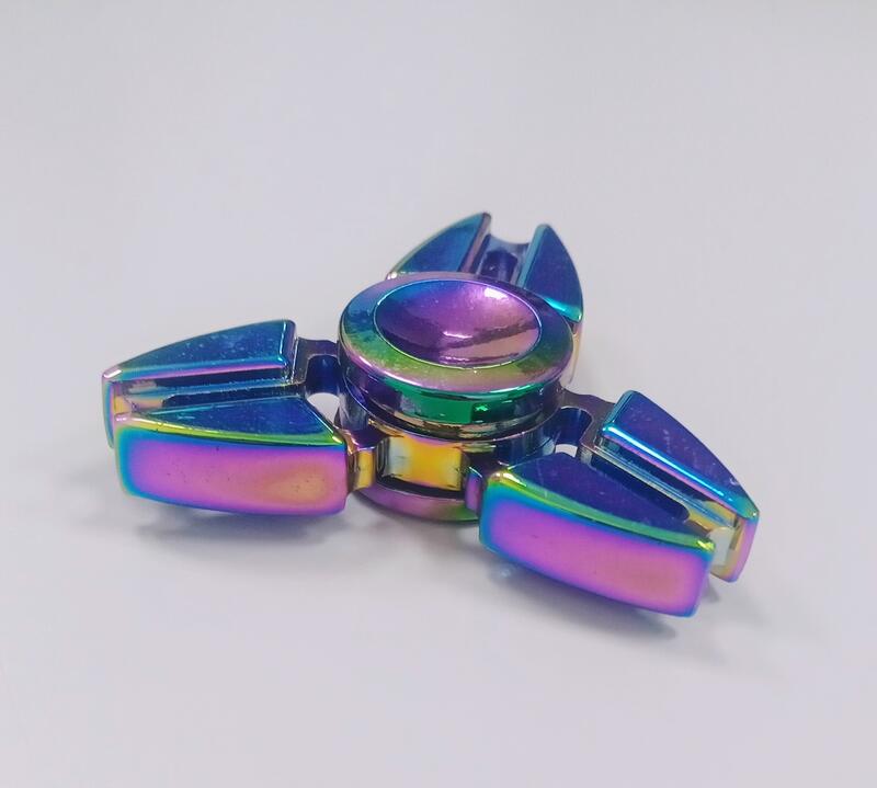 【史派克工廠】現貨 炫彩 合金 指尖陀螺 三角 舒壓玩具