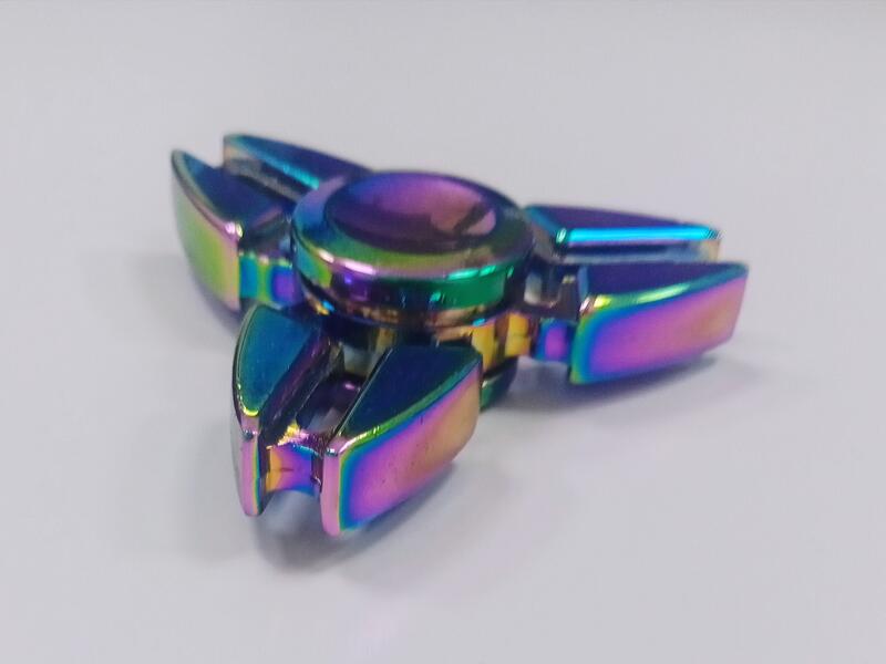 【史派克工廠】現貨 炫彩 合金 指尖陀螺 三角 舒壓玩具