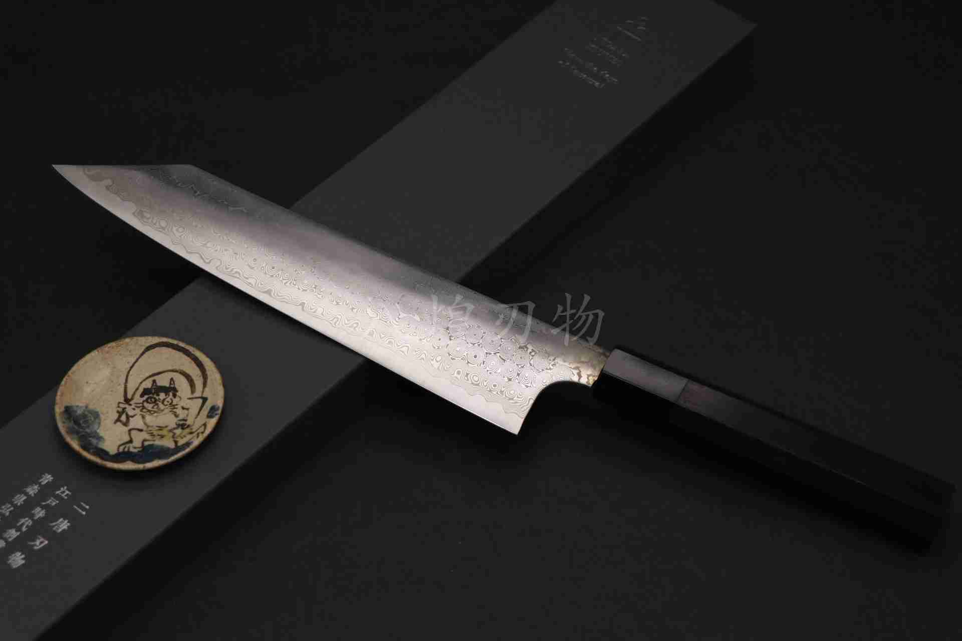 免運【二唐 粉末鋼 黑檀八角水牛角柄 鏡面 劍形 牛刀27cm】 日本刃物 廚房刀具 八煌刃物