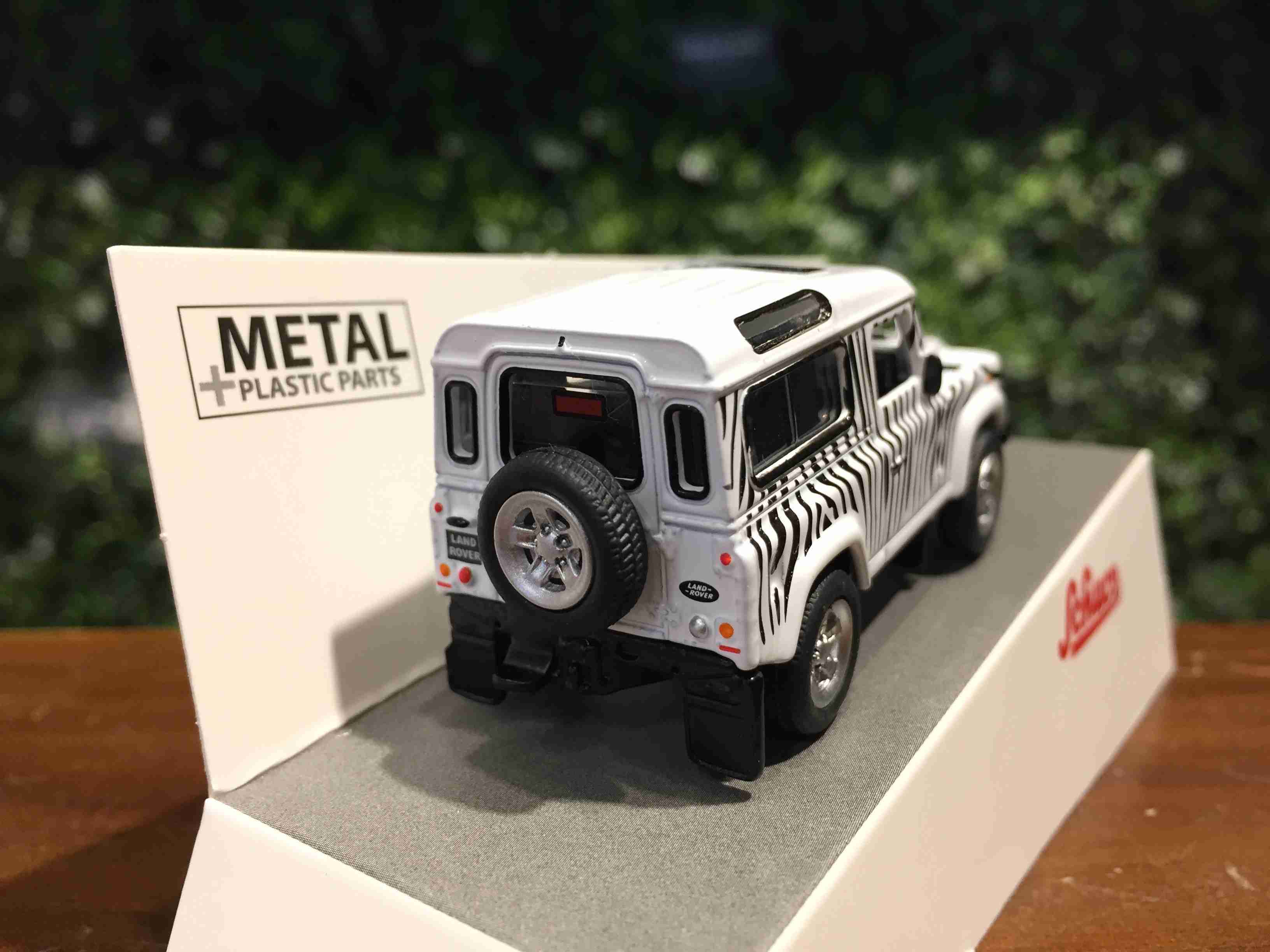 1/64 Schuco Land Rover Defender 90 Safari 452021800【MGM】