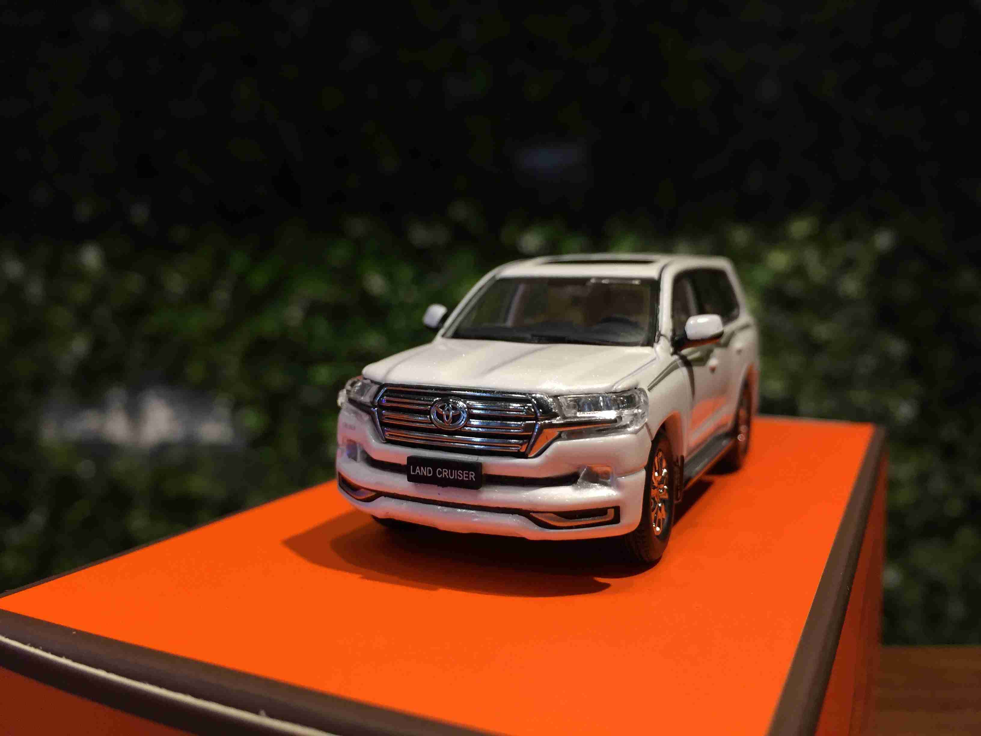 1/64 GCD Toyota Land Cruiser 200 with Stripes KS00736【MGM】