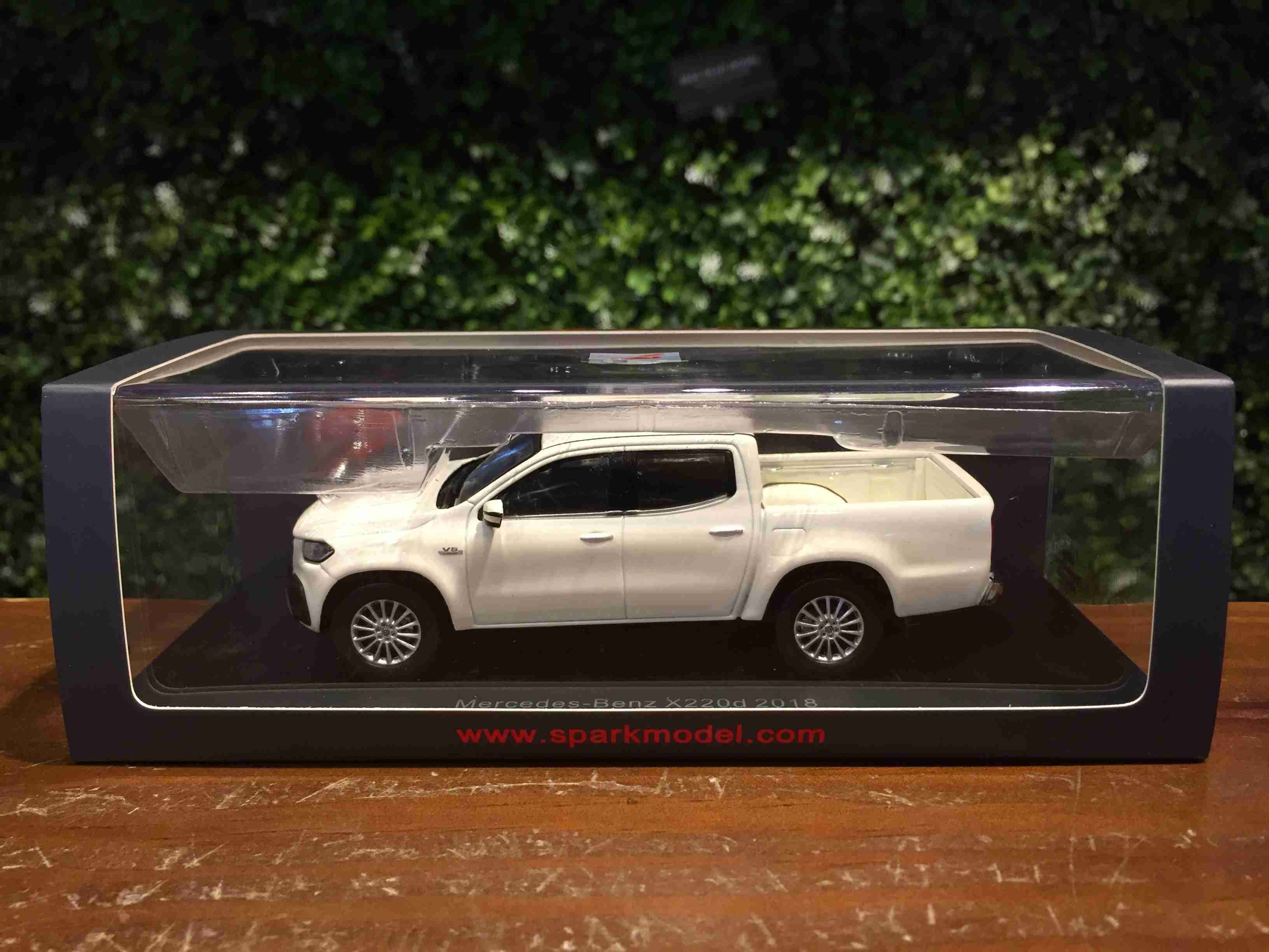 1/43 Spark Mercedes-Benz X-Class X220d 2018 S4994【MGM】