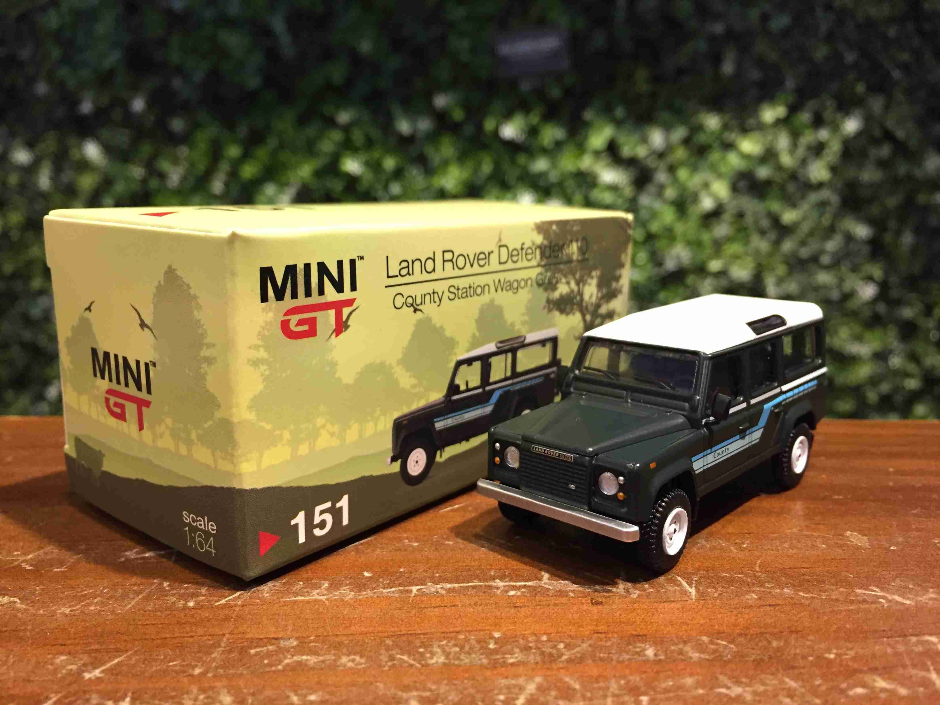 1/64 MiniGT Land Rover Defender 110 County MGT00151L【MGM】