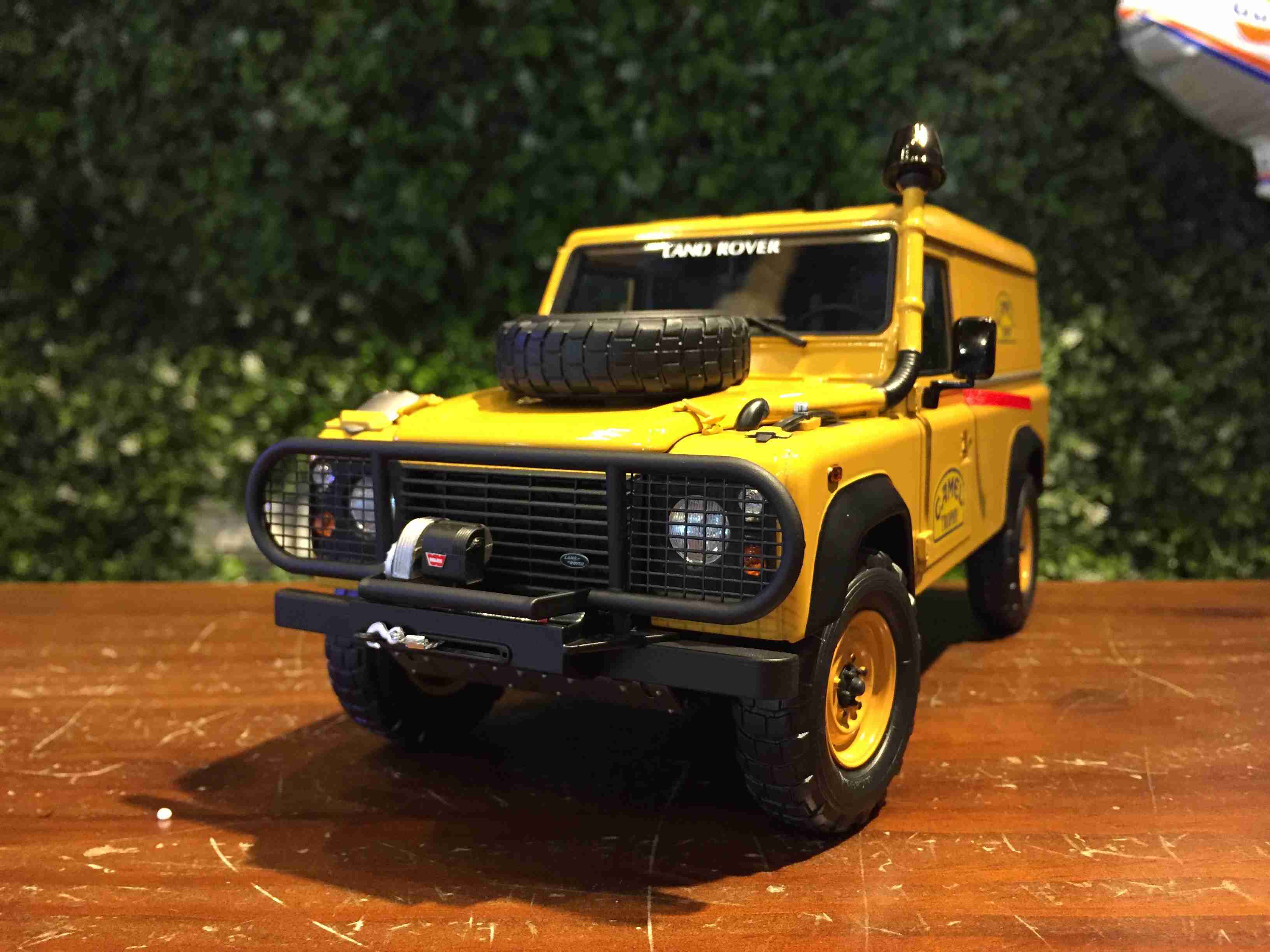 1/18 Almost Real Land Rover 110 Camel Trophy 810311【MGM】