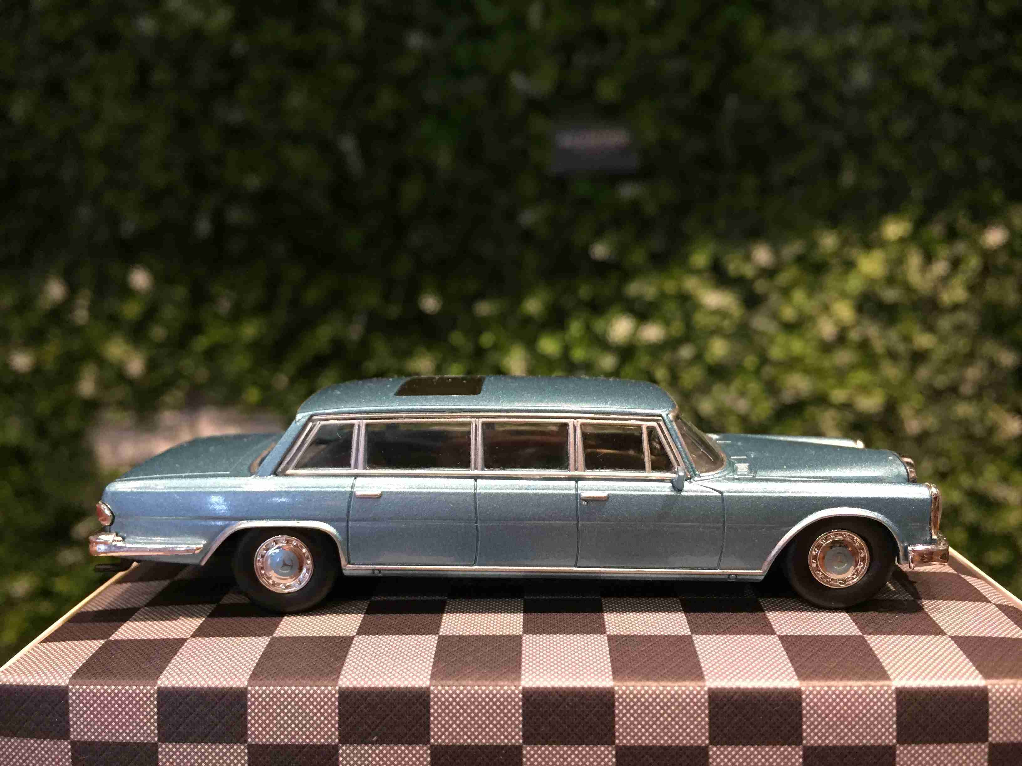 1/64 DCT Mercedes-Benz 600 Pullman (W100) Blue LL0024【MGM】 - Max