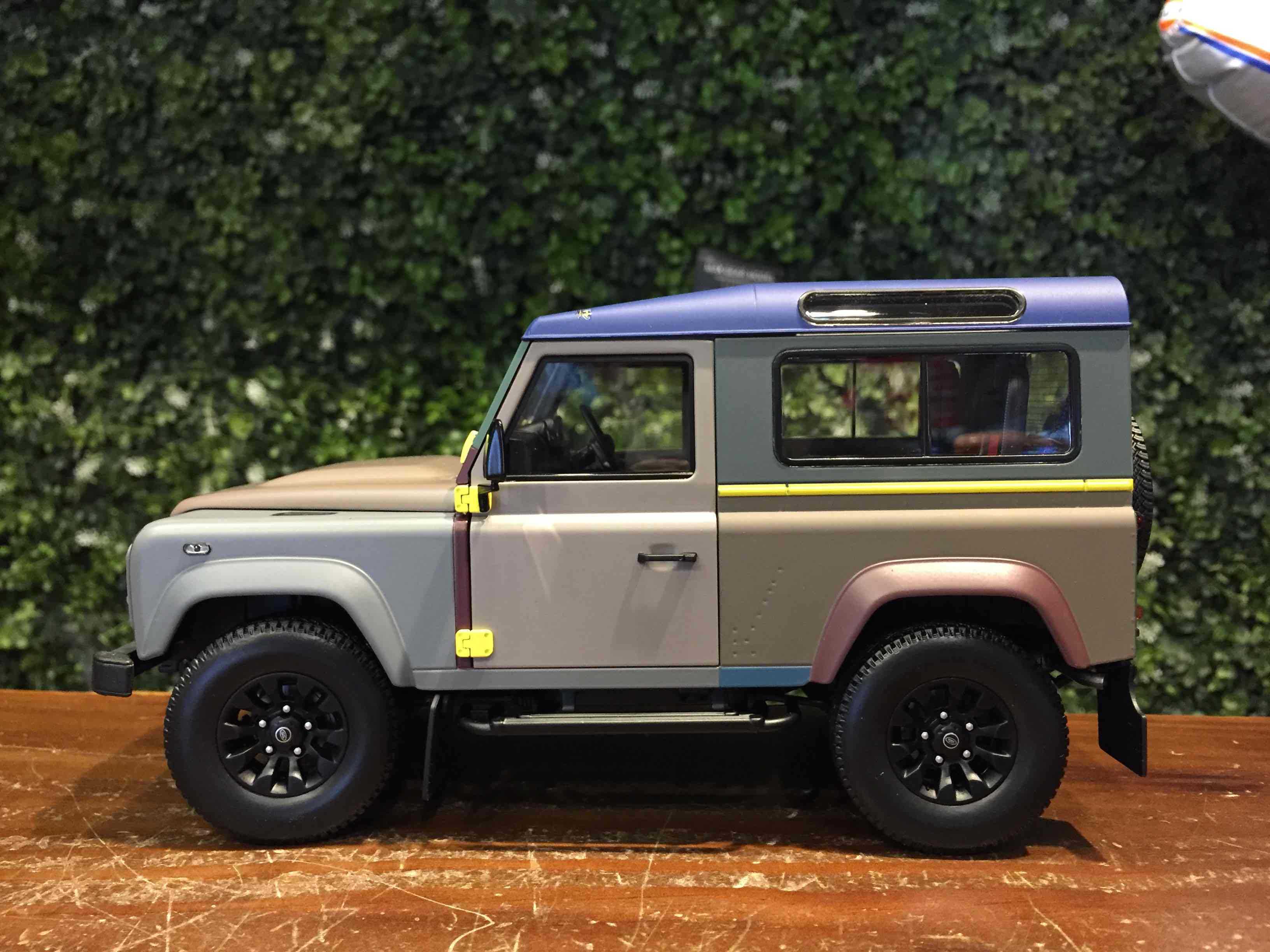 1/18 AlmostReal Land Rover Defender 90 PaulSmith 810214【MGM】