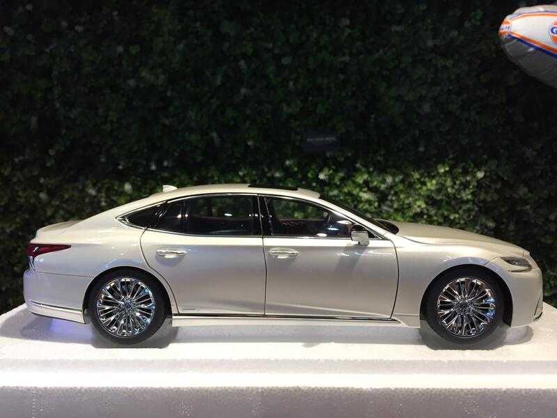 1/18 AUTOart Lexus LS500h Sonic White 78866【MGM】