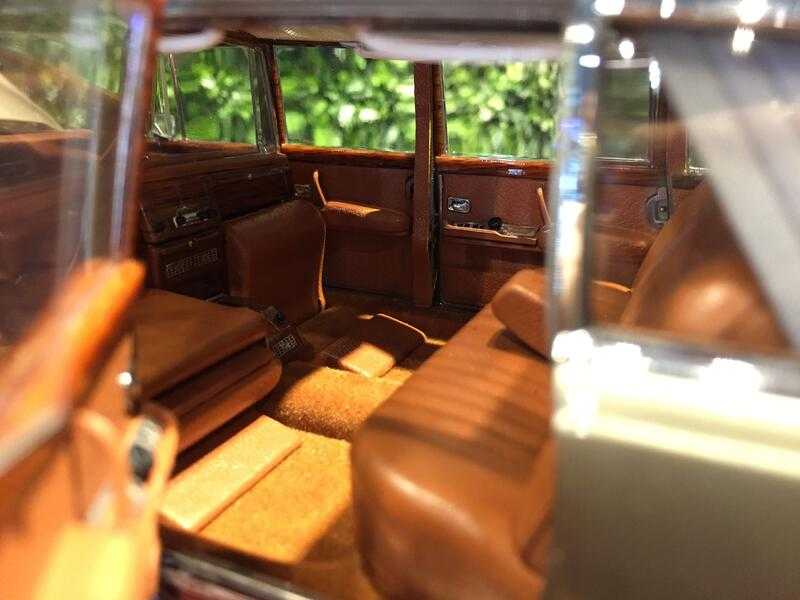 1/18 CMC Mercedes-Benz 600 Pullman (W100) Sunroof M204【MGM】