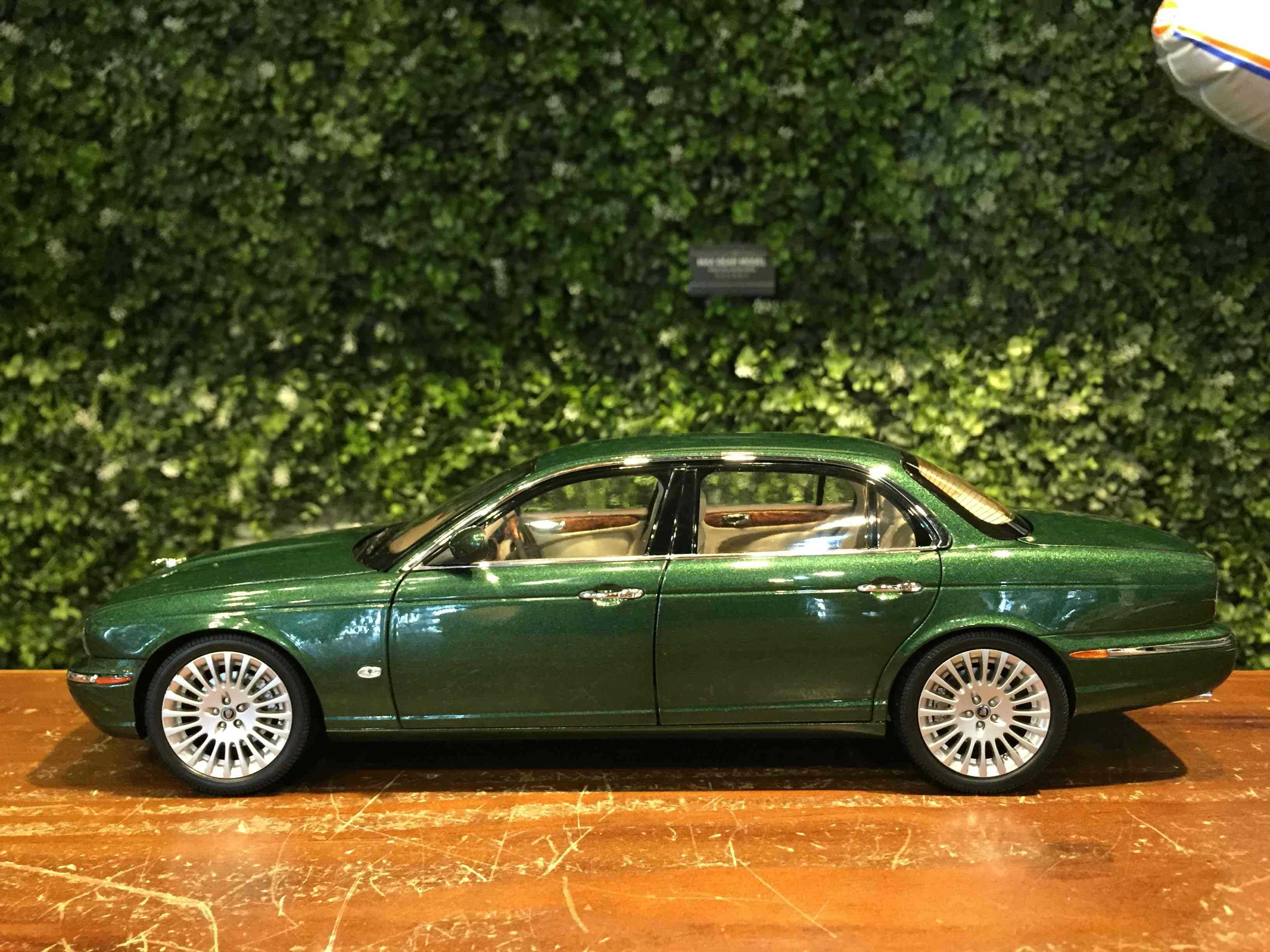 1/18 Almost Real Jaguar XJ6 (X350) Racing Green 810502【MGM】