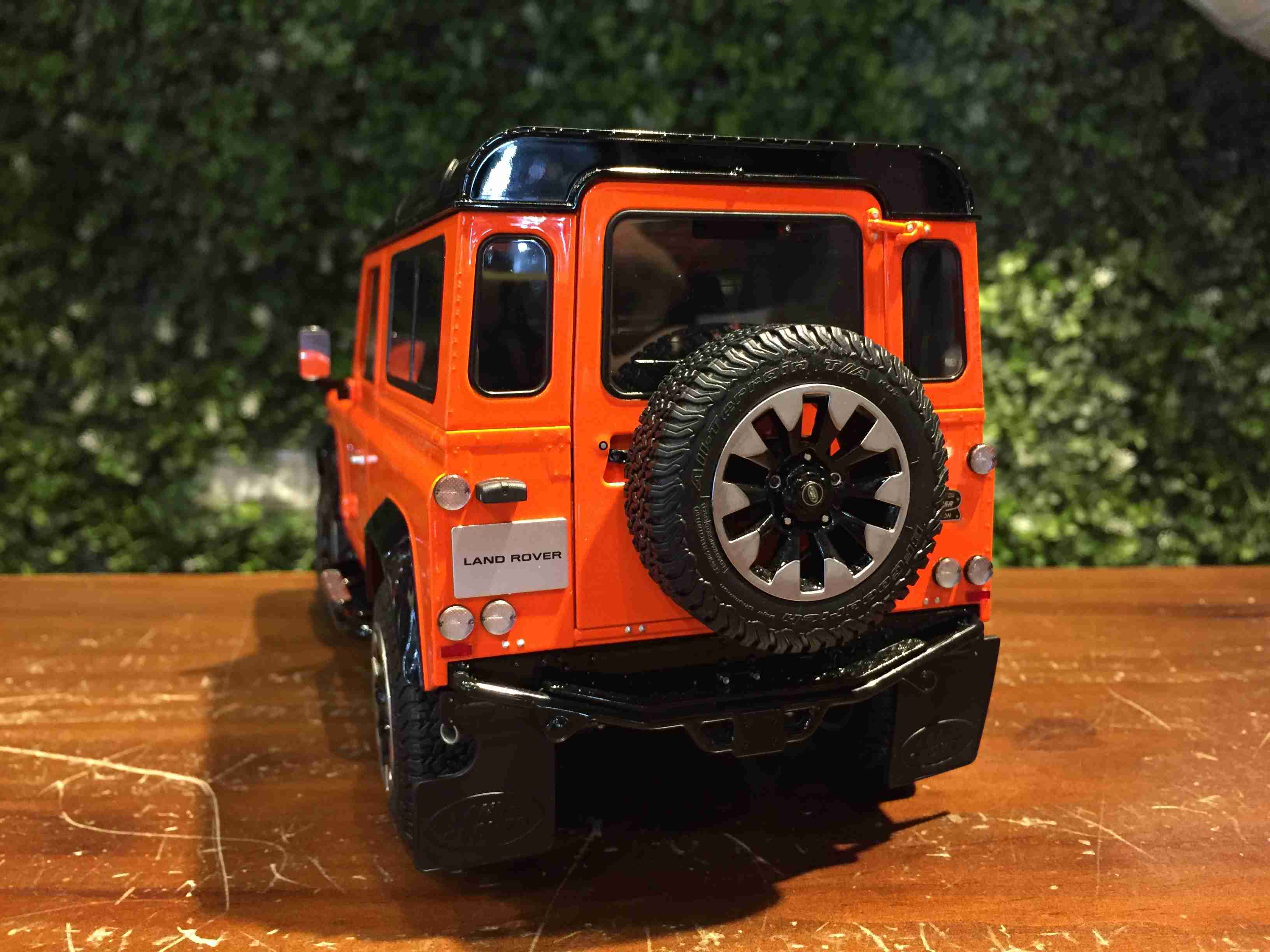 1/18 LCD Models Land Rover Defender 90 Works LCD18007OR【MGM】