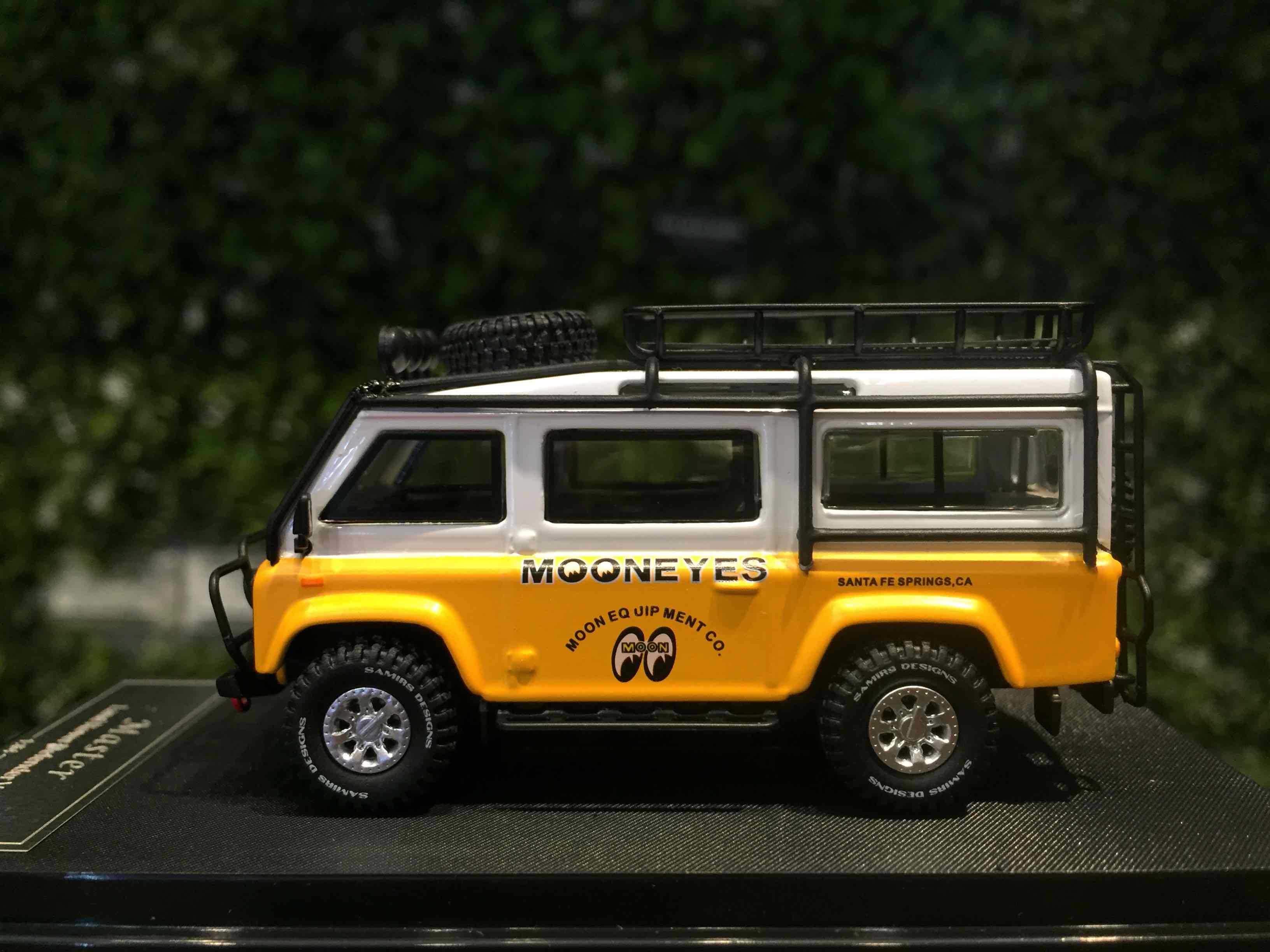 1/64 Master Land Rover Defender Van Mooneyes【MGM】