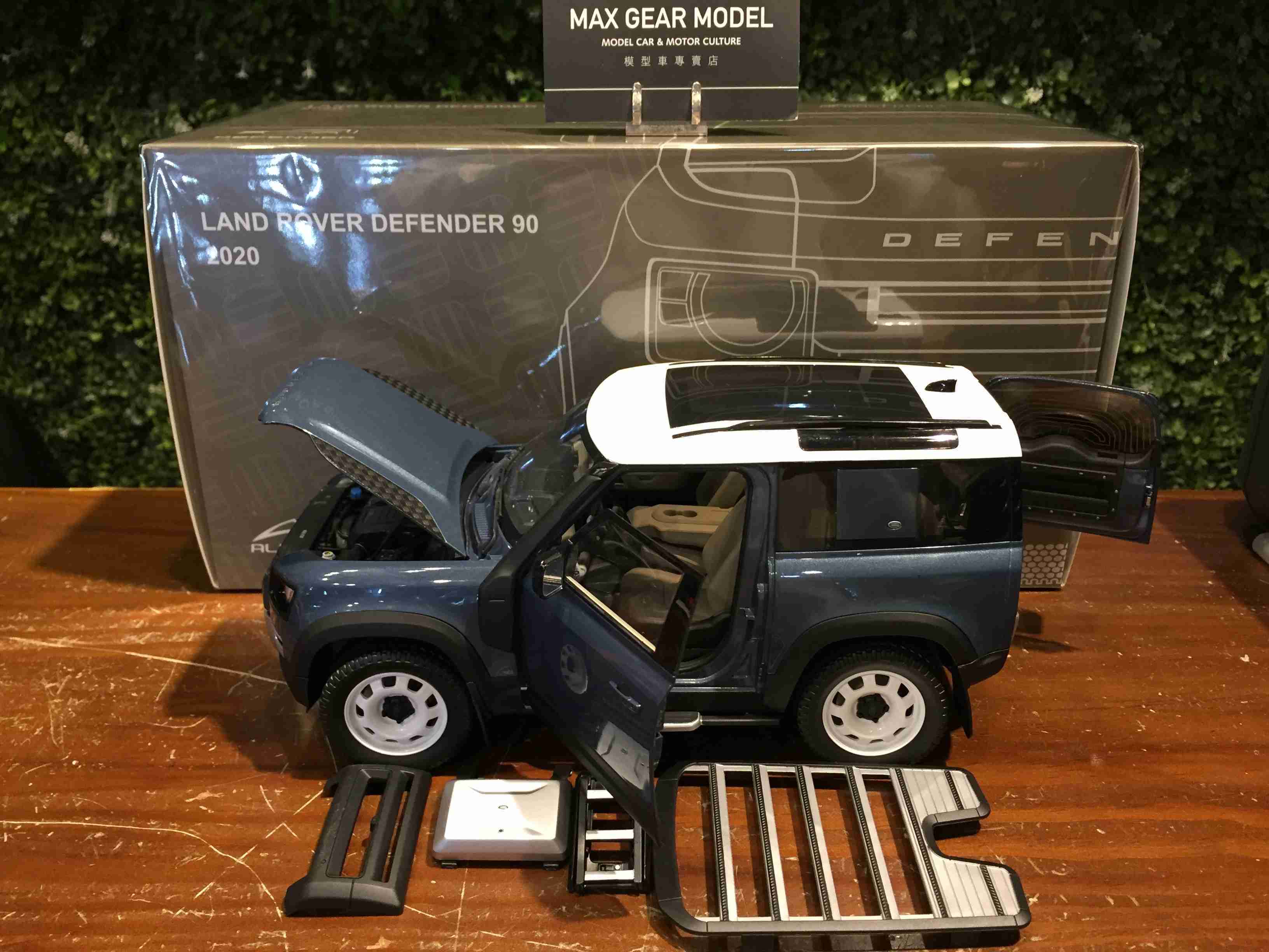 1/18 Almost Real Land Rover Defender 90 2020 810702【MGM】