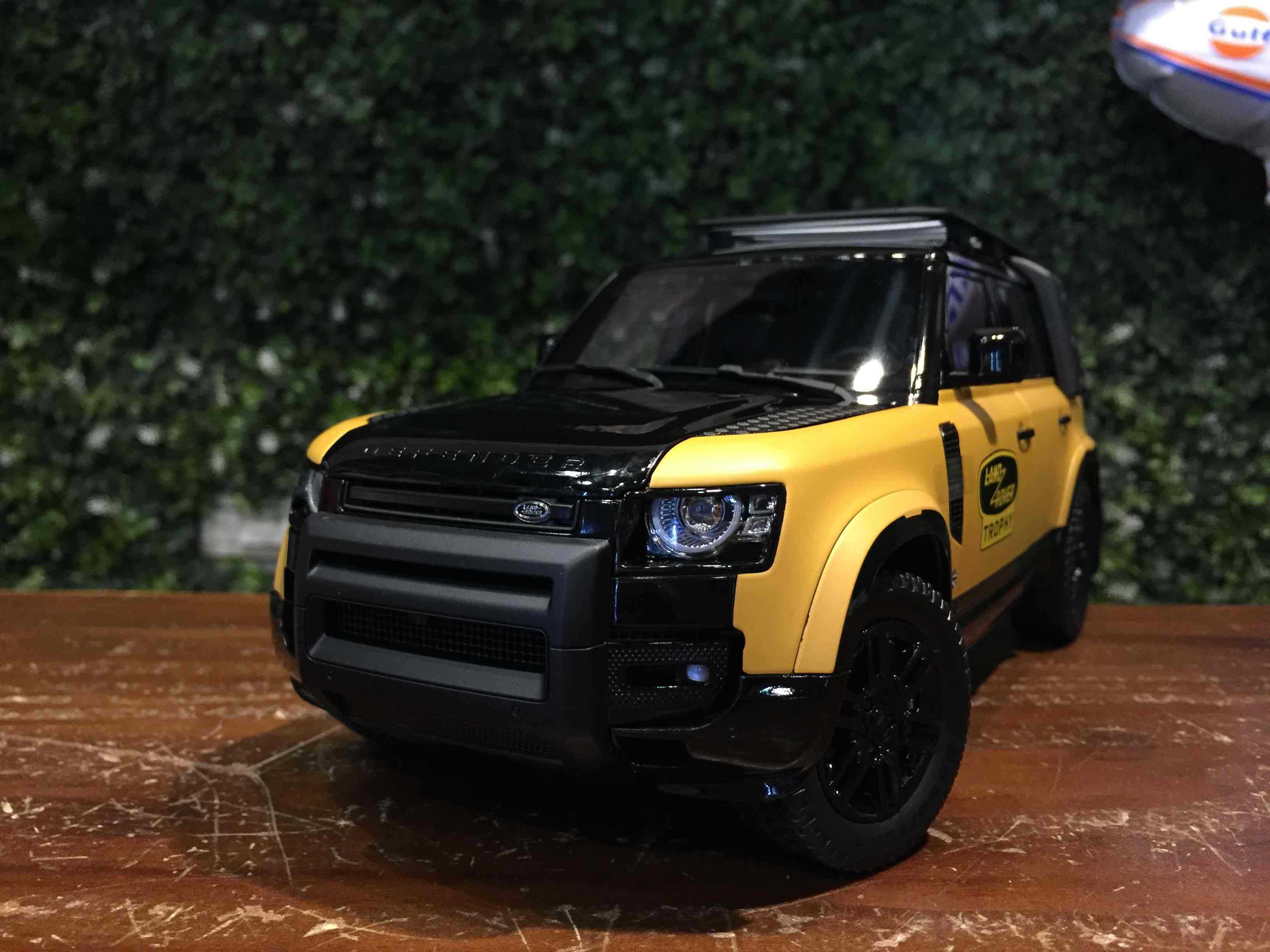 1/18 Almost Real Land Rover Defender 110 Trophy 810810【MGM】