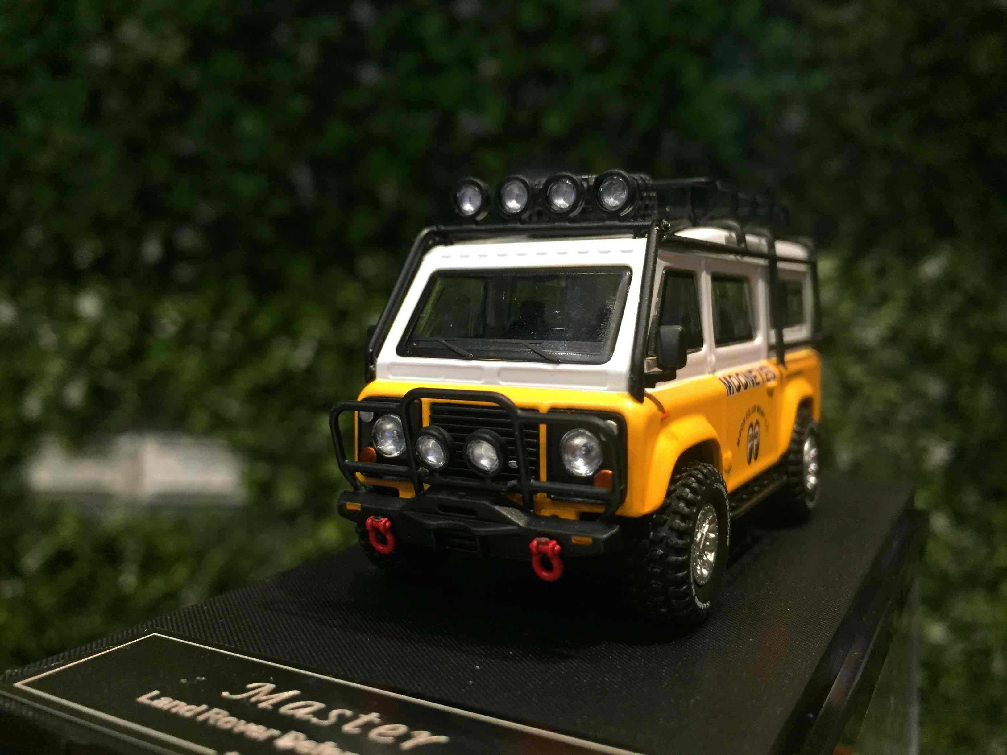 1/64 Master Land Rover Defender Van Mooneyes【MGM】