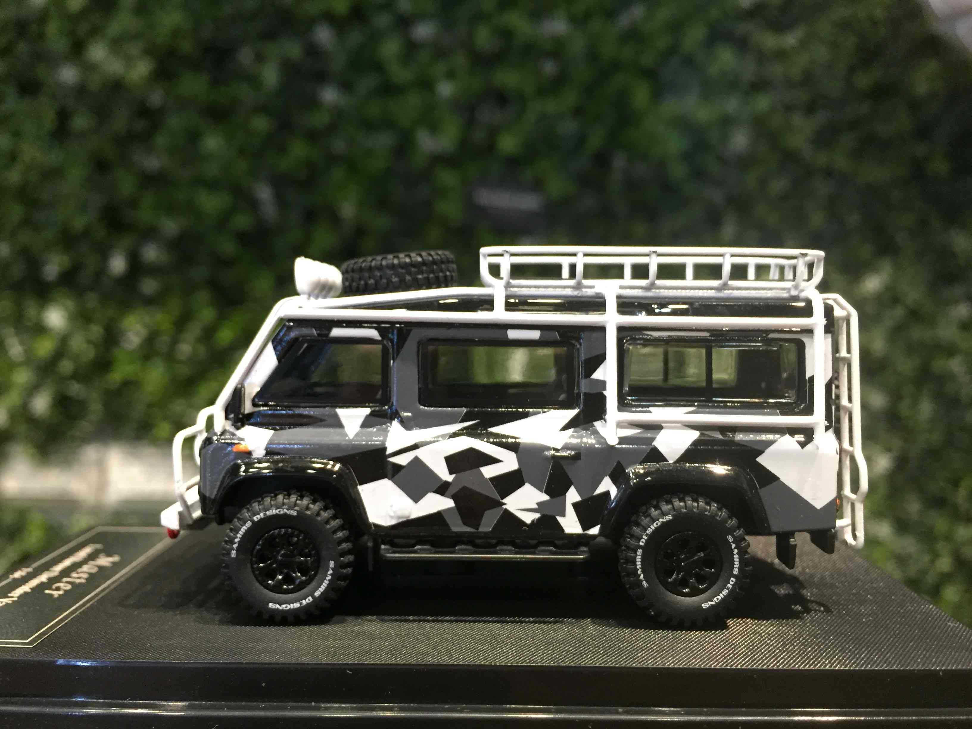 1/64 Master Land Rover Defender Van Black/White【MGM】