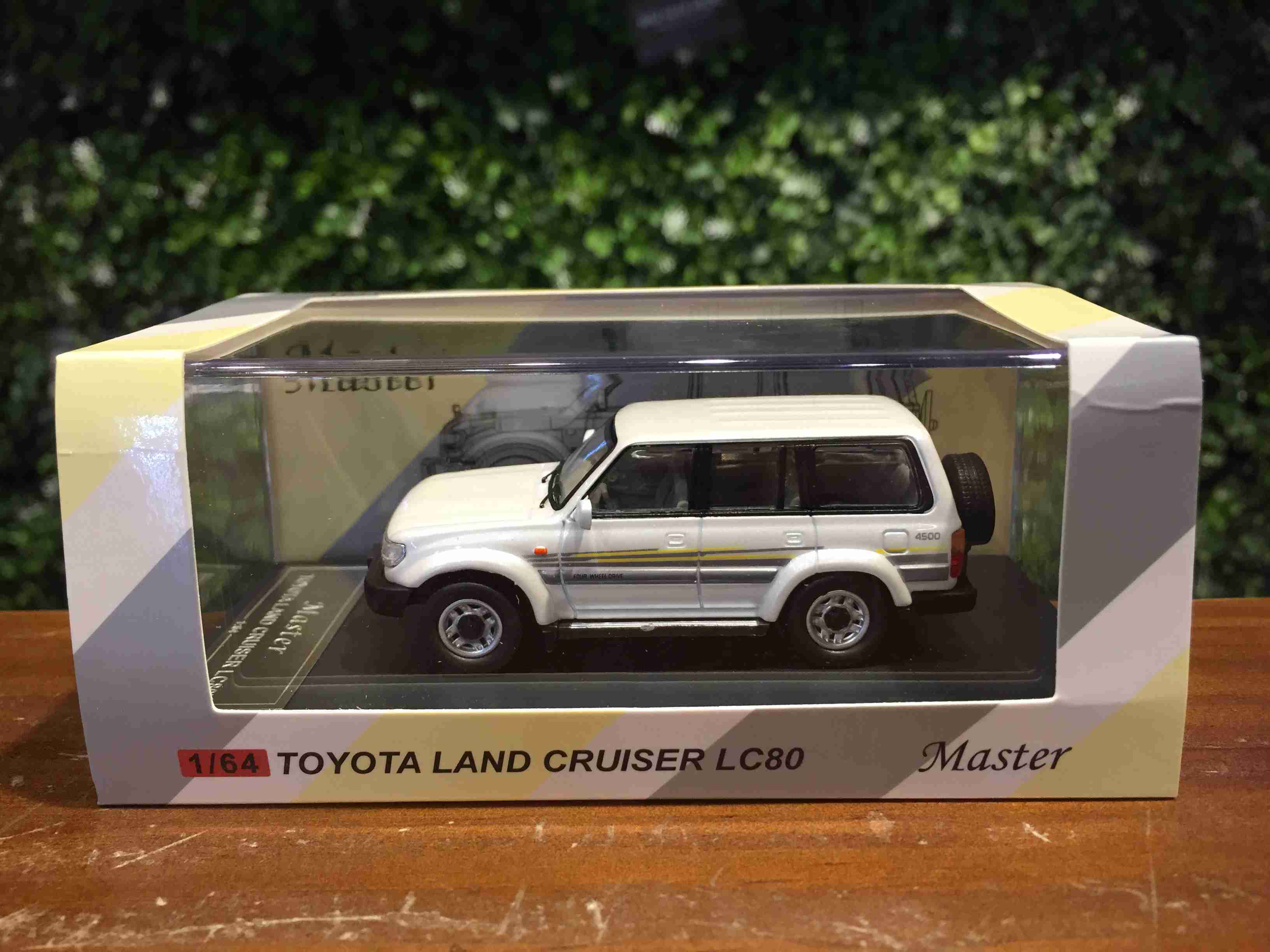 1/64 Master Toyota Land Cruiser LC80 White 4x4【MGM】