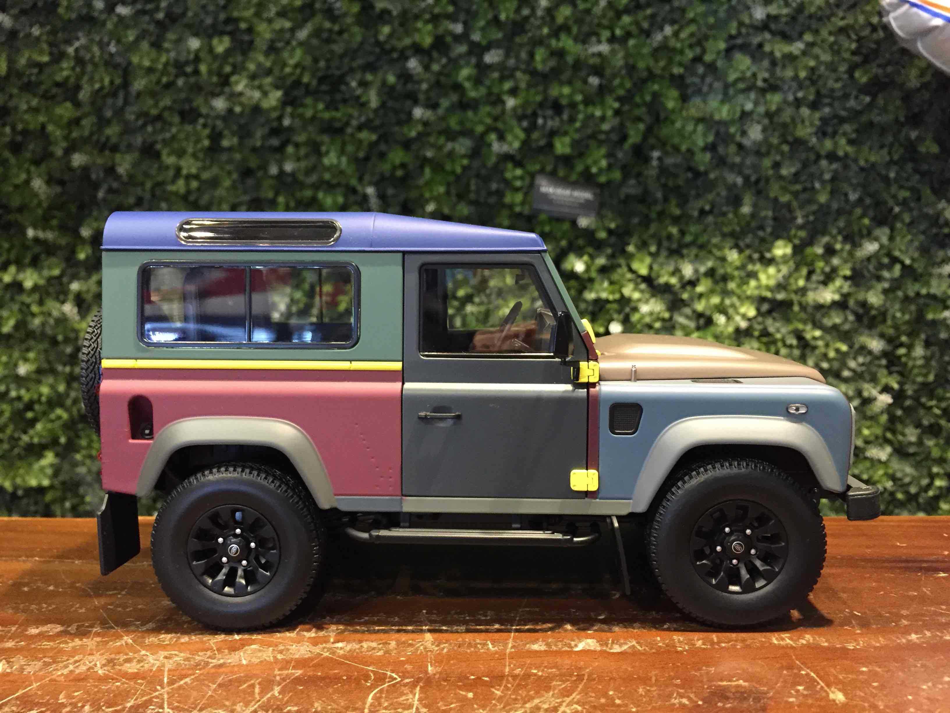 1/18 AlmostReal Land Rover Defender 90 PaulSmith 810214【MGM】