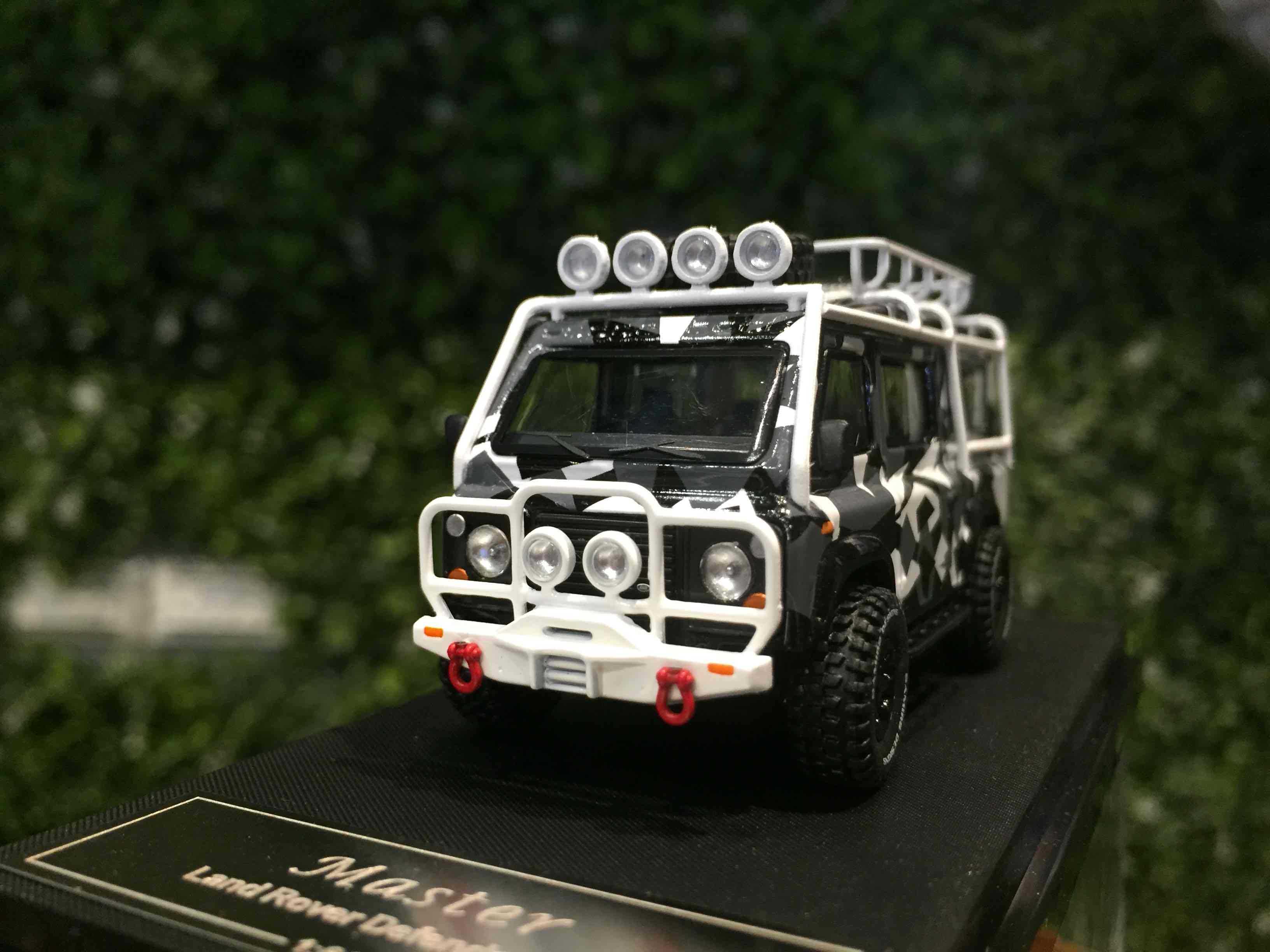 1/64 Master Land Rover Defender Van Black/White【MGM】