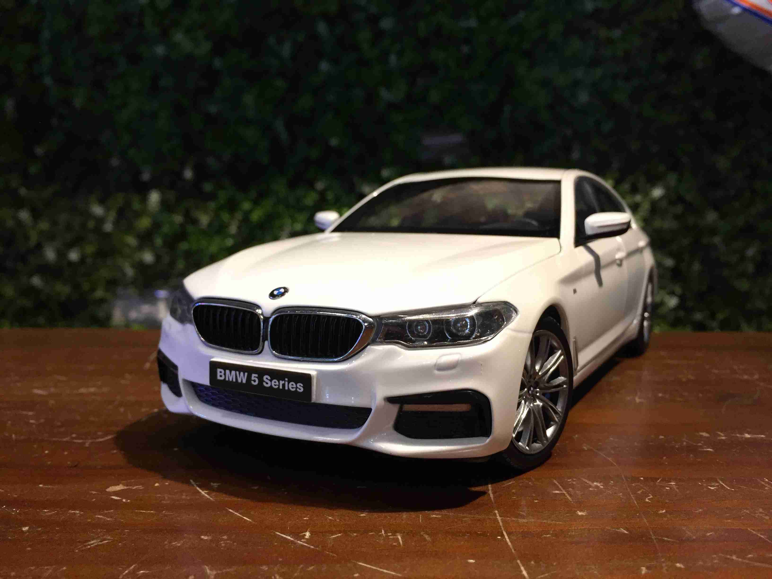 1/18 Kyosho BMW 5 Series (G30) Mineral White 08941W【MGM】