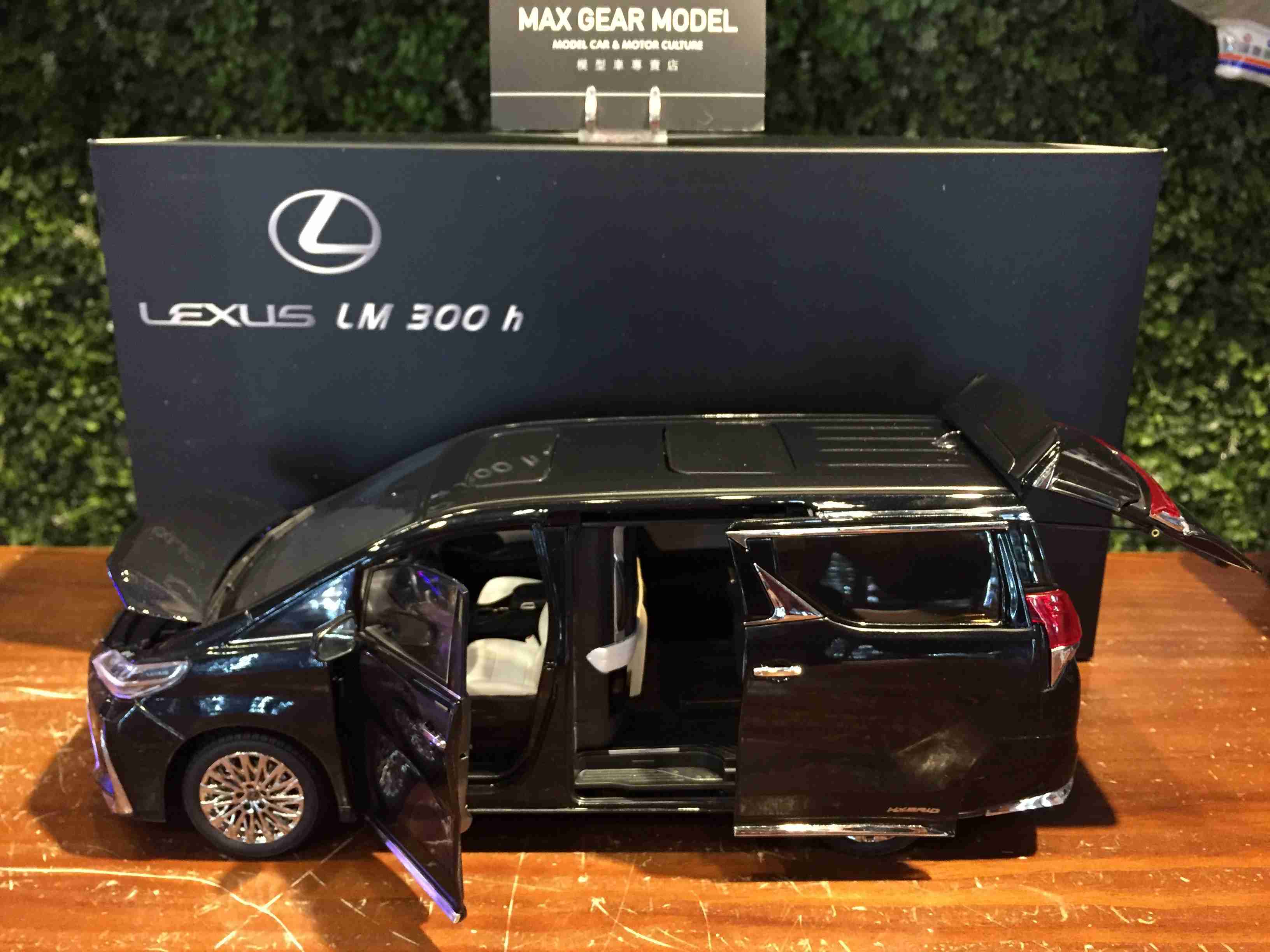 1/18 KengFai Lexus LM300h Black KF0263【MGM】