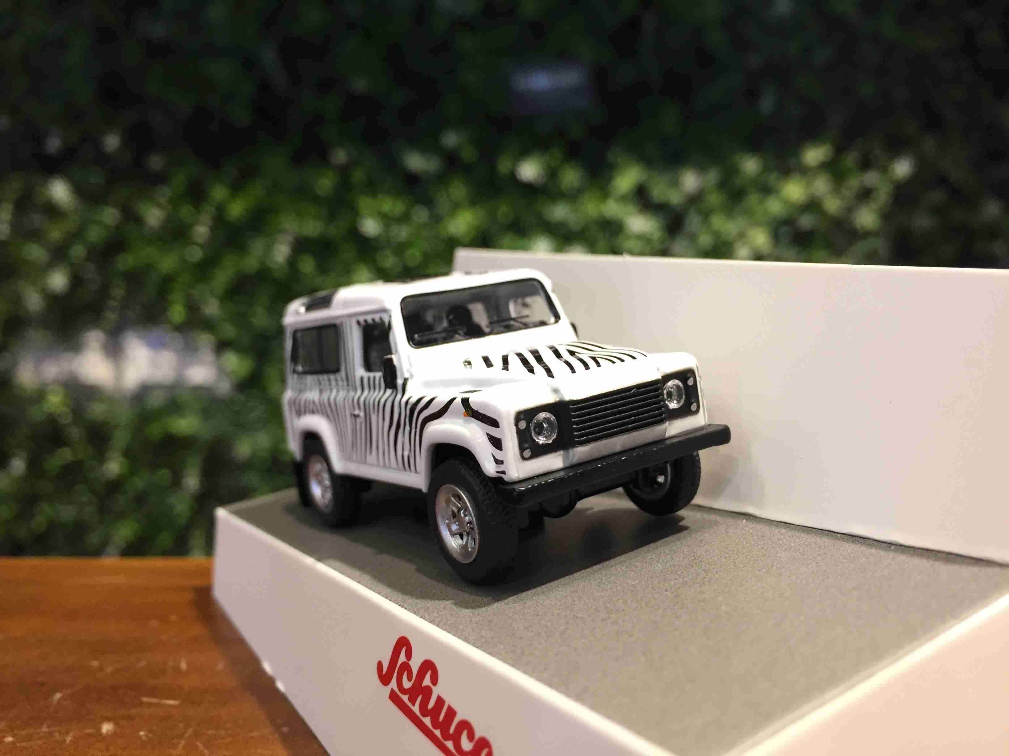 1/64 Schuco Land Rover Defender 90 Safari 452021800【MGM】