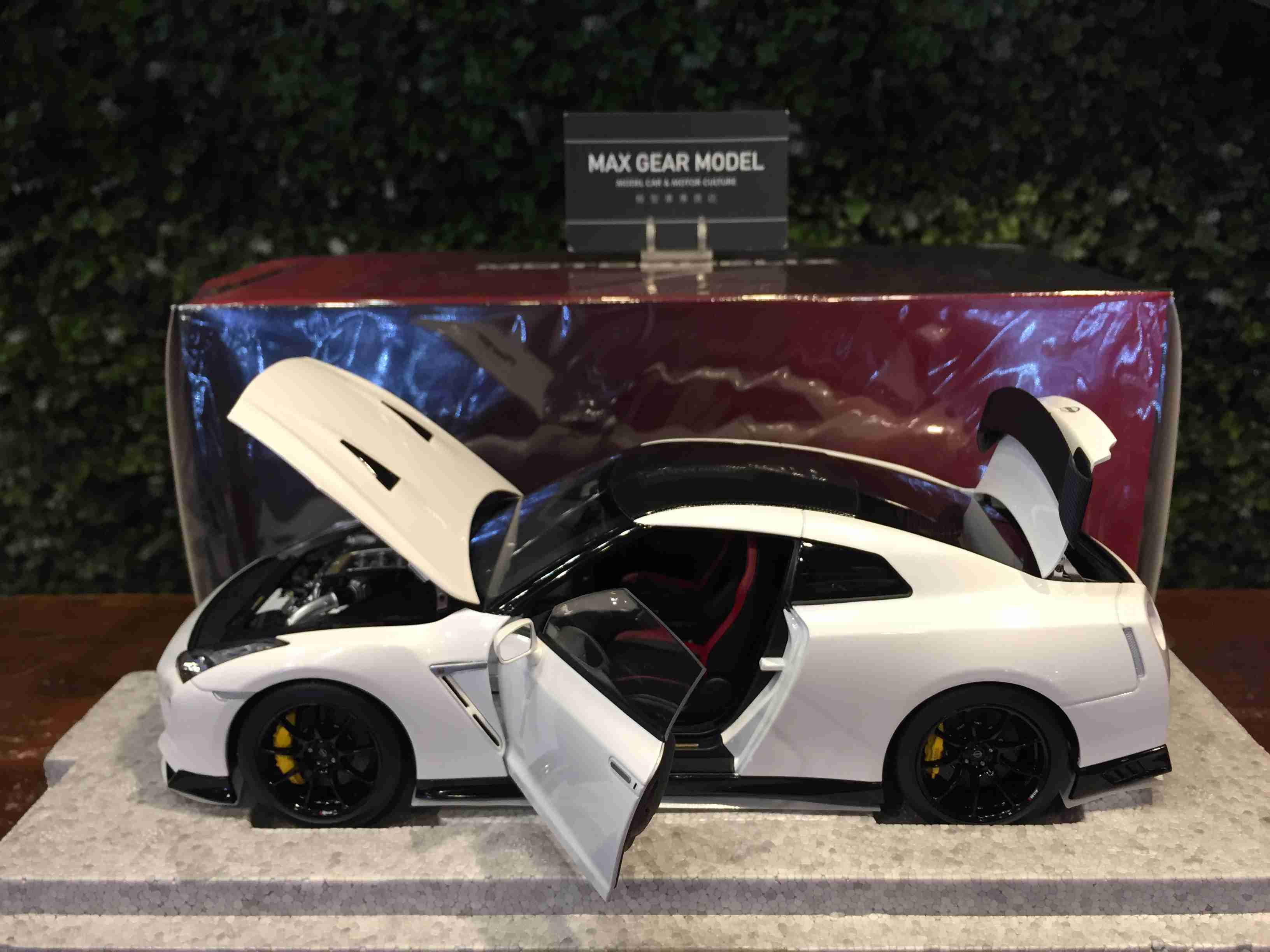 1/18 Motorhelix Nissan GT-R (R35) Track Edition M83518【MGM】