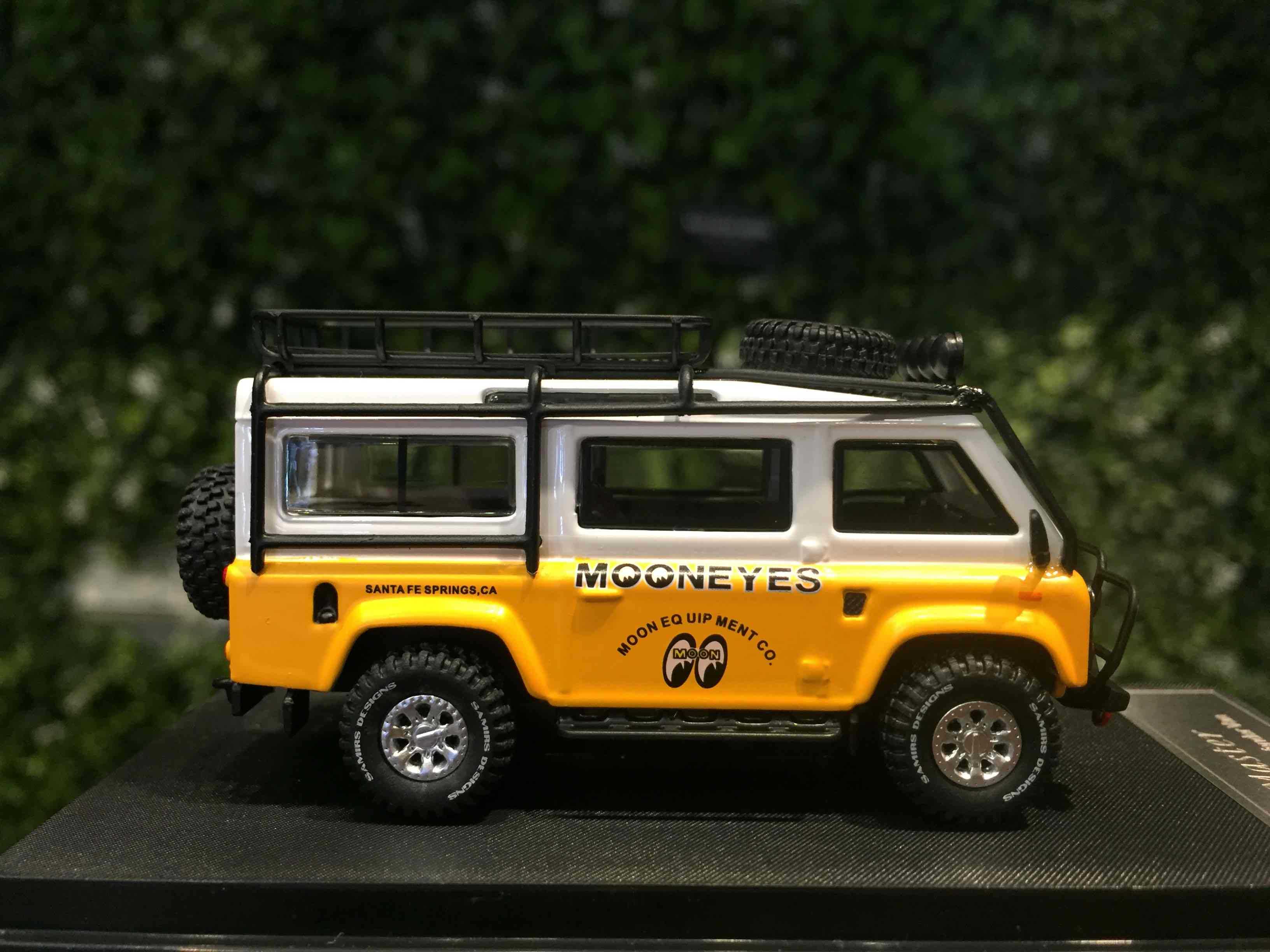 1/64 Master Land Rover Defender Van Mooneyes【MGM】