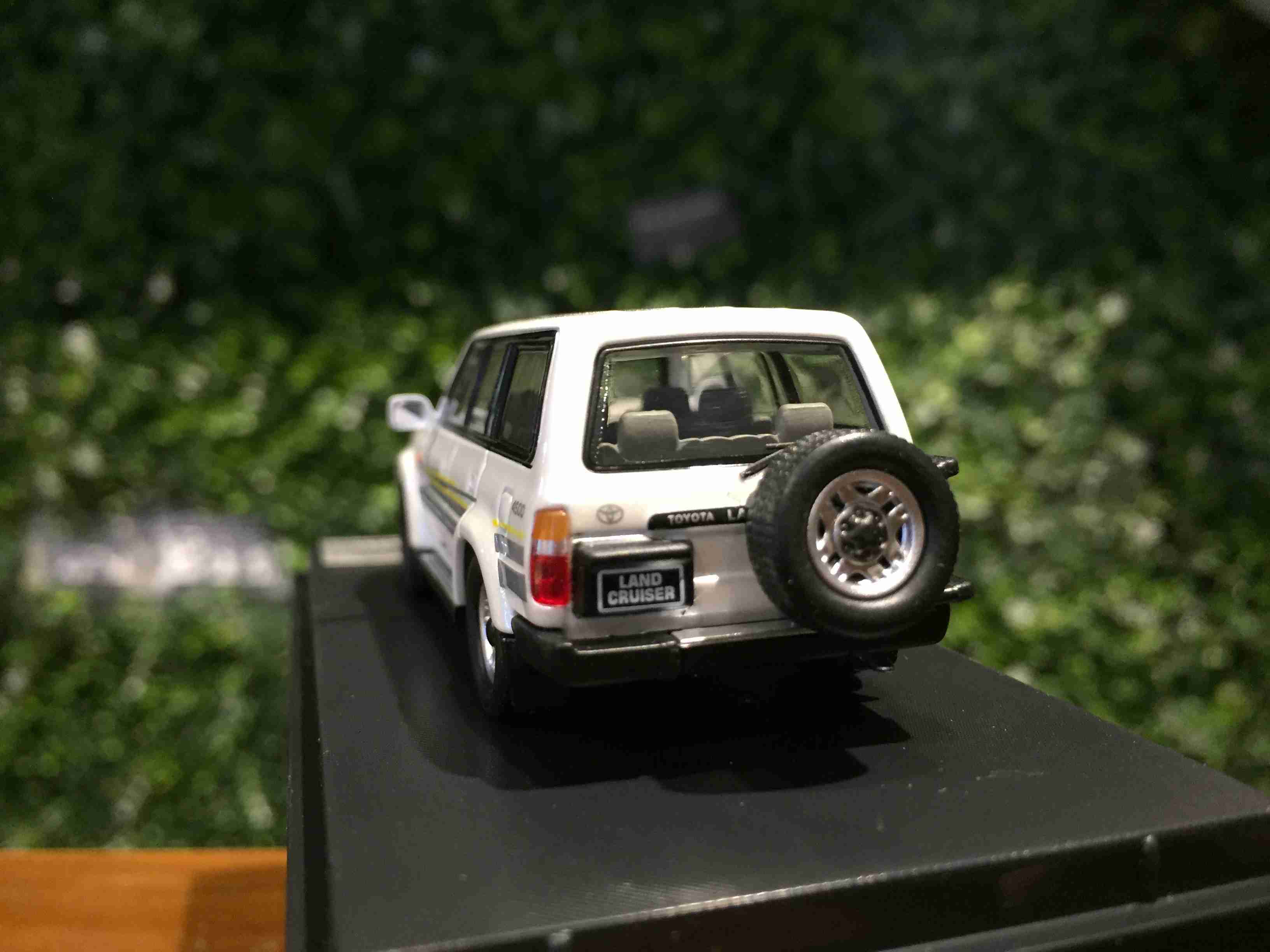 1/64 Master Toyota Land Cruiser LC80 White 4x4【MGM】