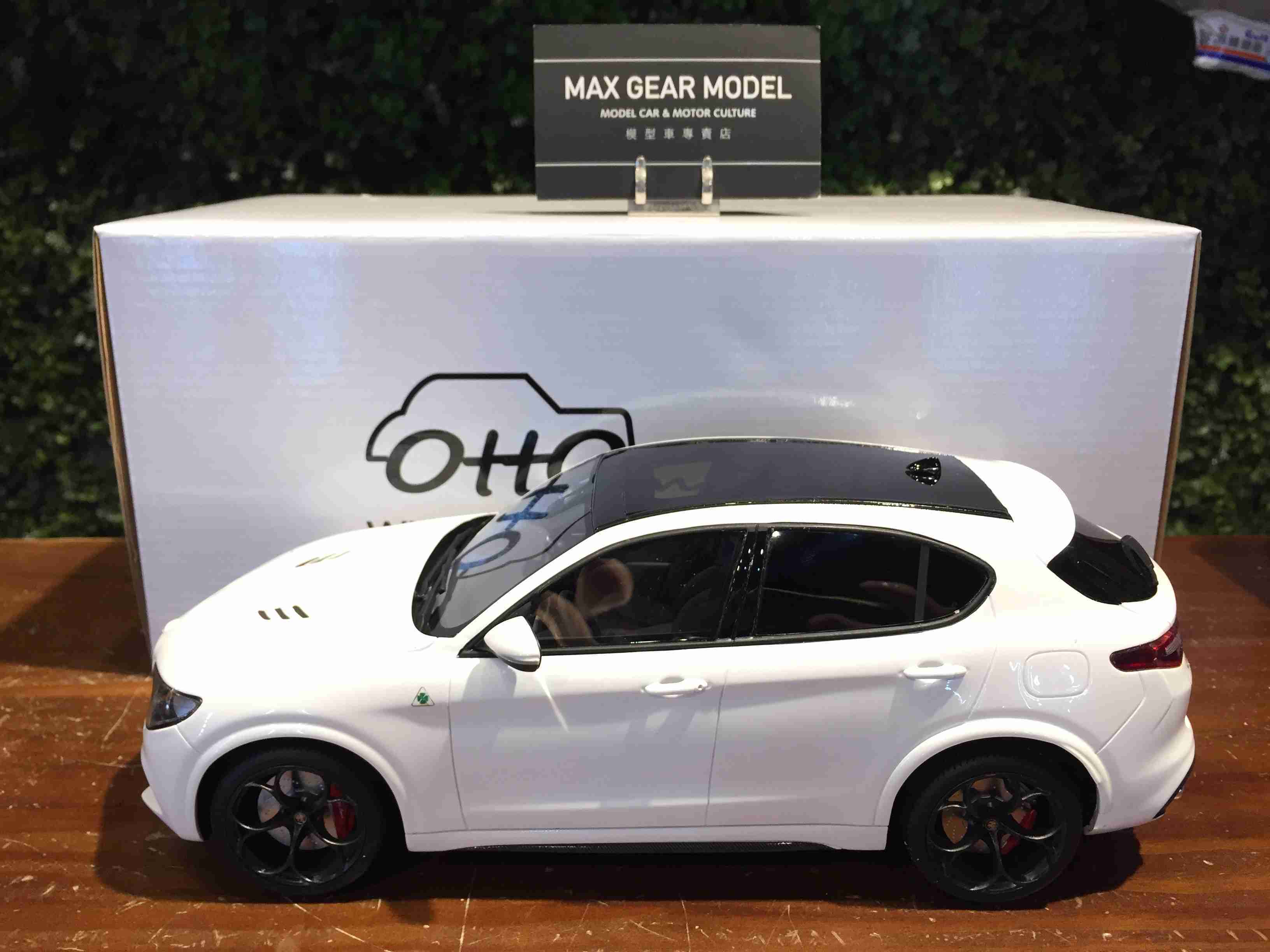 1/18 Otto Alfa Romeo Stelvio Quadrifoglio White OT830【MGM】
