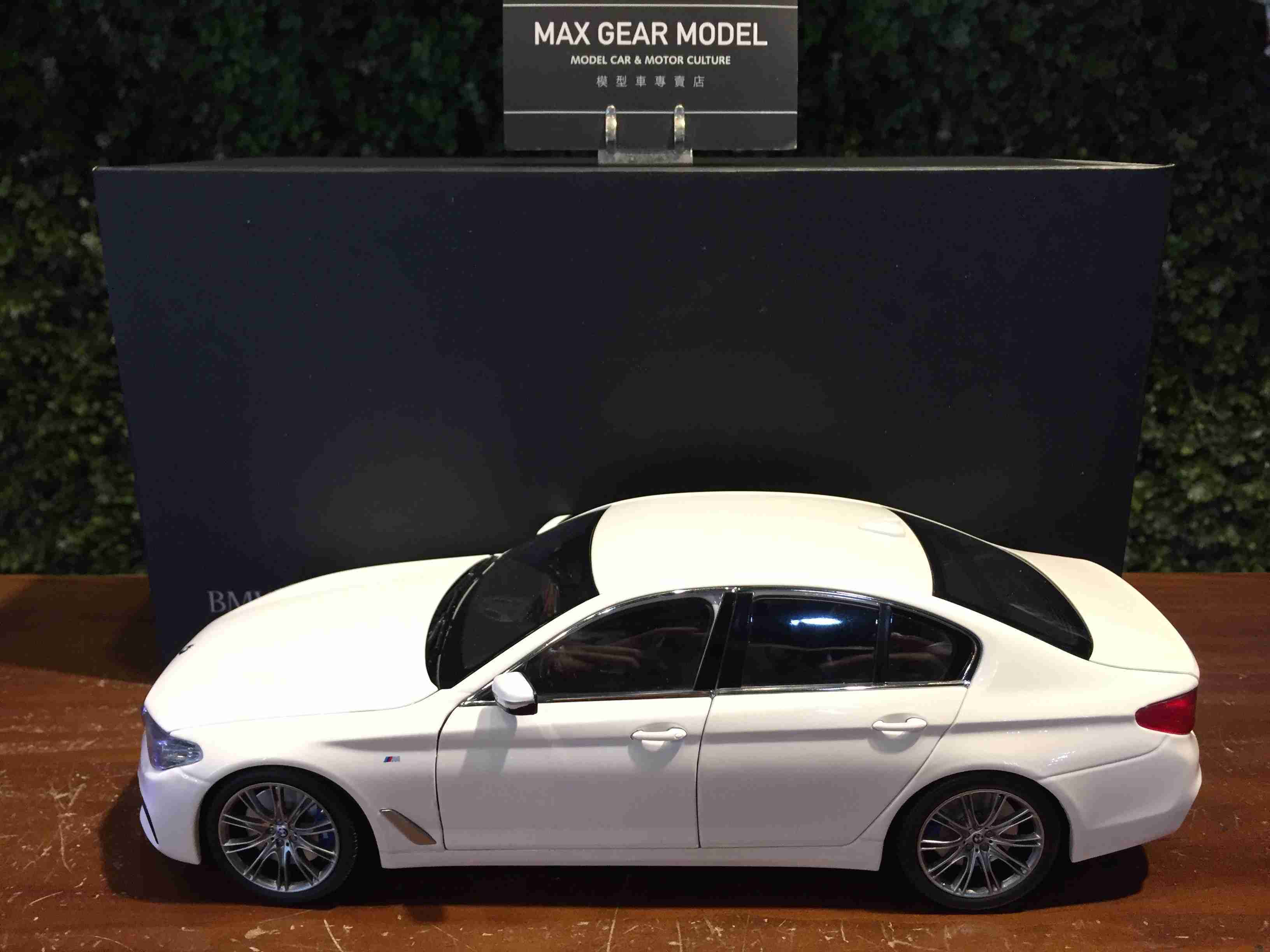 1/18 Kyosho BMW 5 Series (G30) Mineral White 08941W【MGM】 - Max