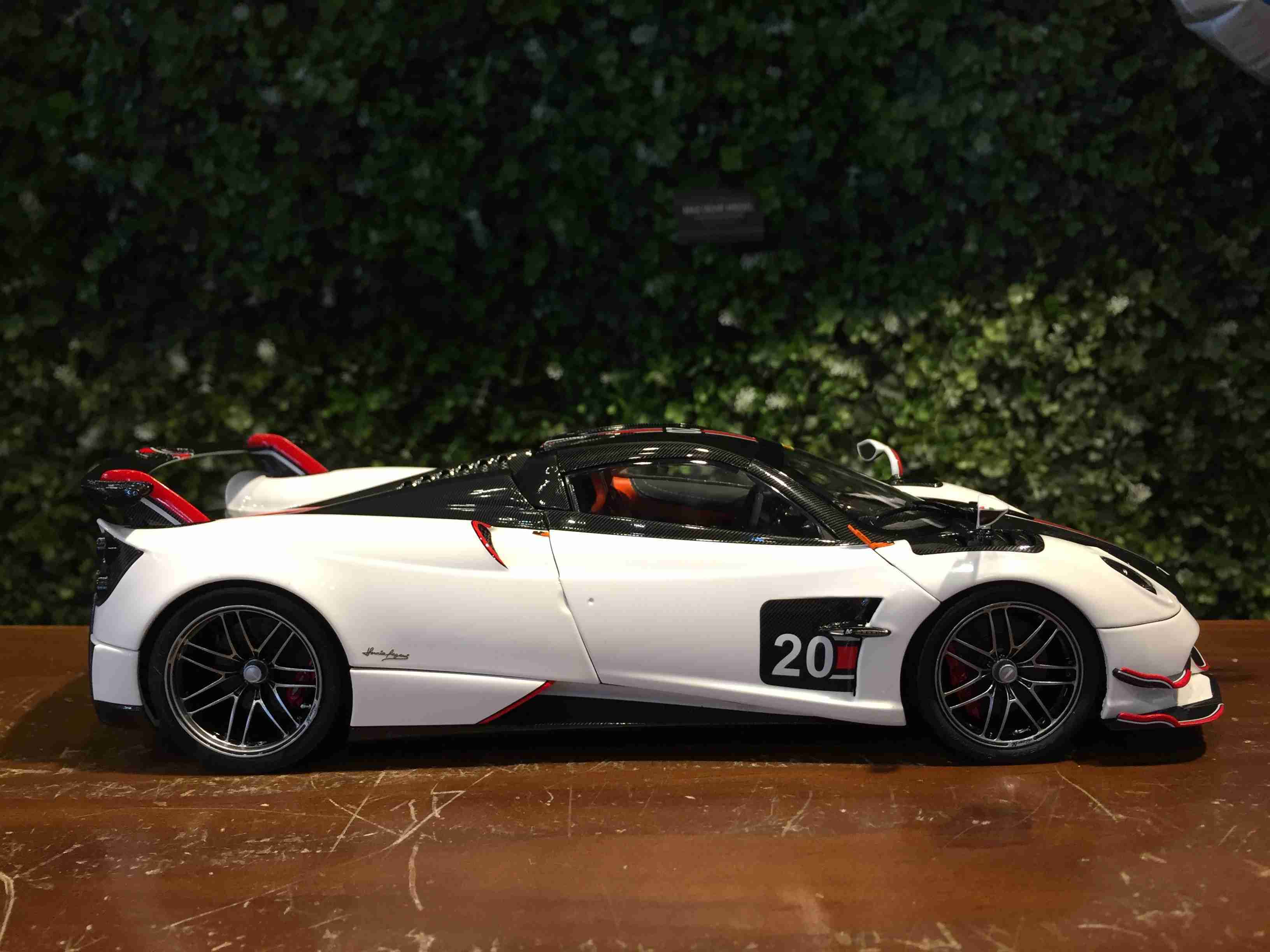 1/18 LCD Pagani Huayra Roadster BC White LCD18008WH【MGM】 Max Gear