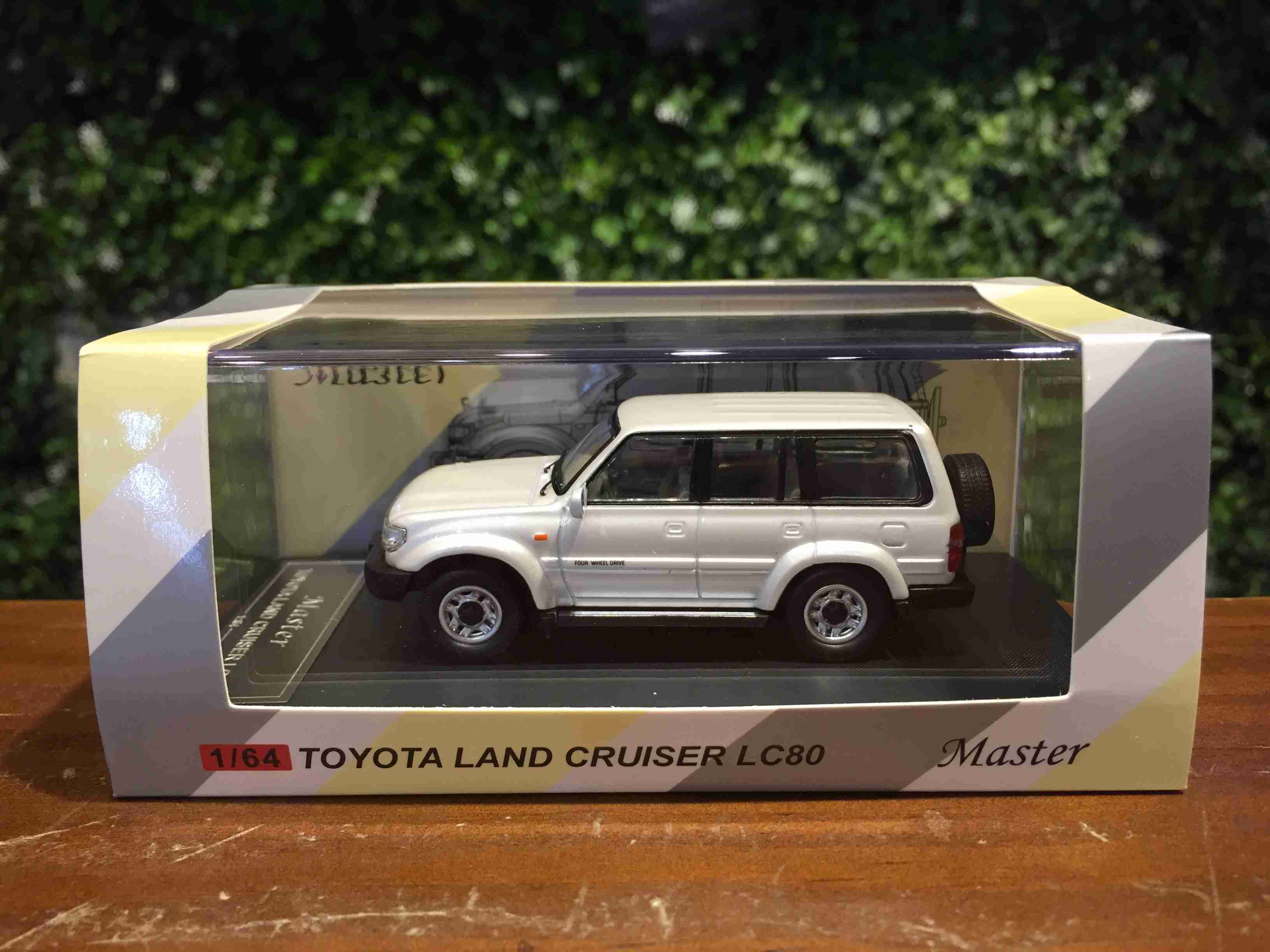 1/64 Master Toyota Land Cruiser LC80 White 4x4 4500【MGM】