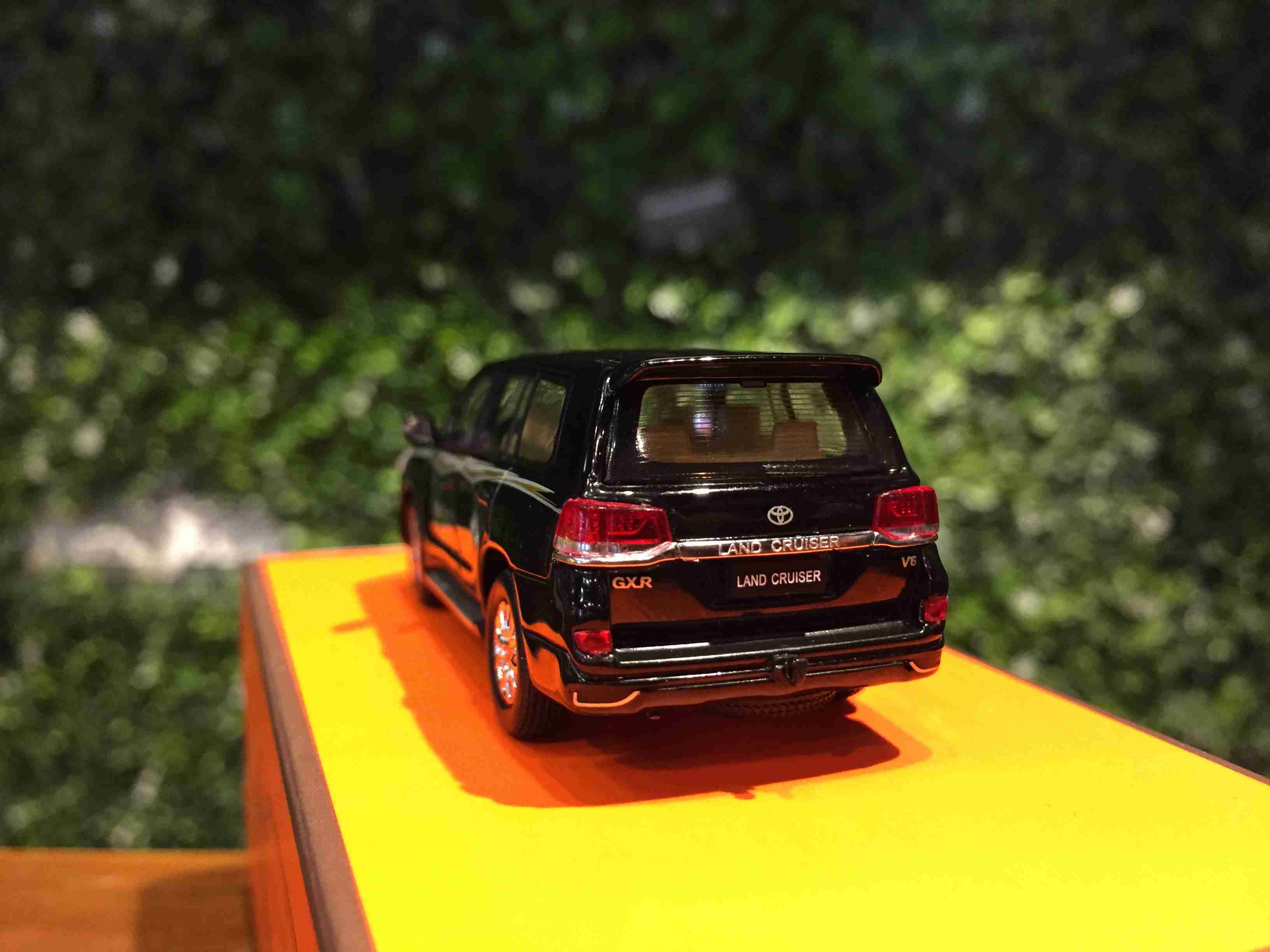 1/64 GCD Toyota Land Cruiser 200 Black Stripes KS00738【MGM】