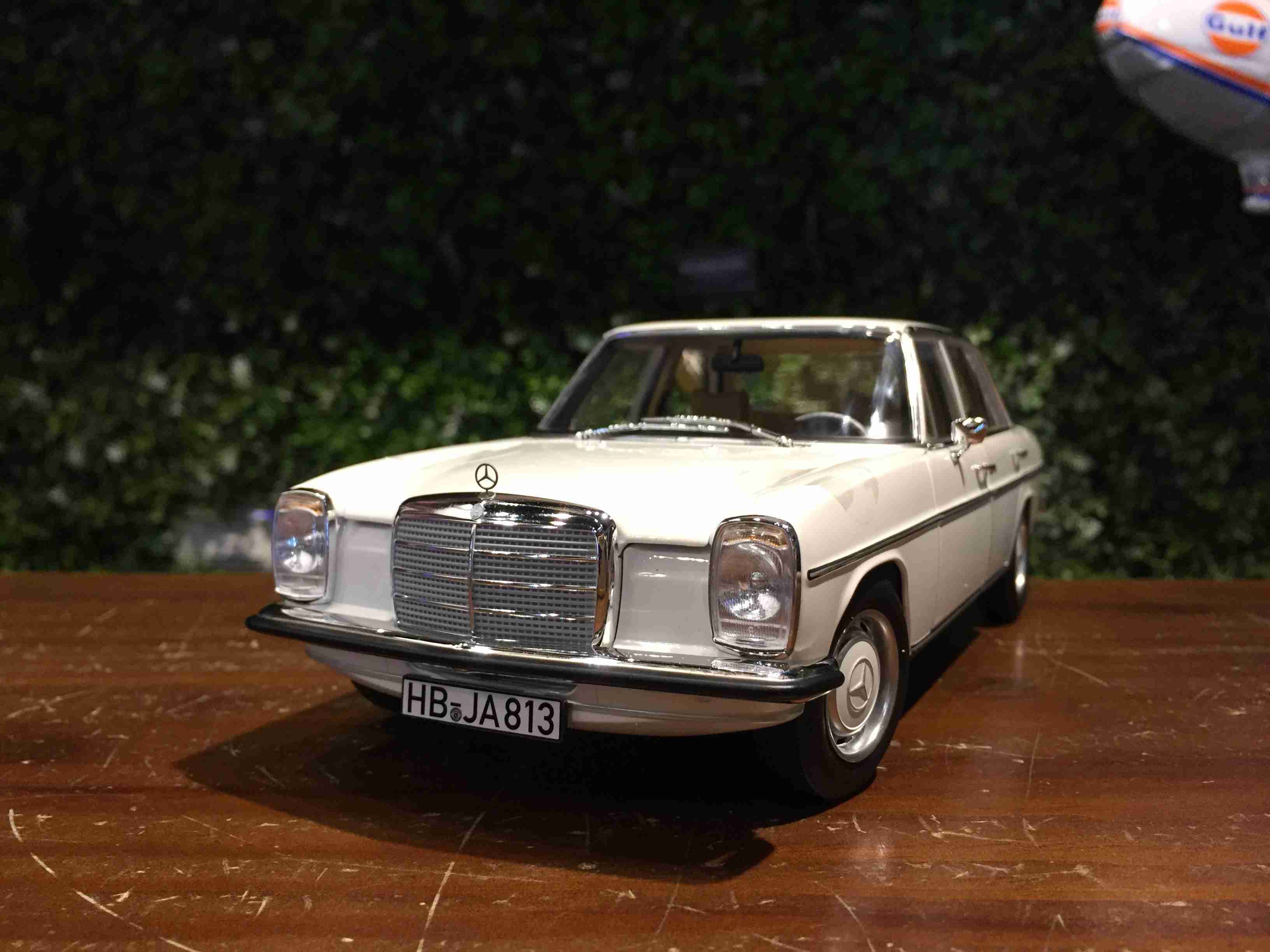 Mercedes 200 W115 Norev 1/18