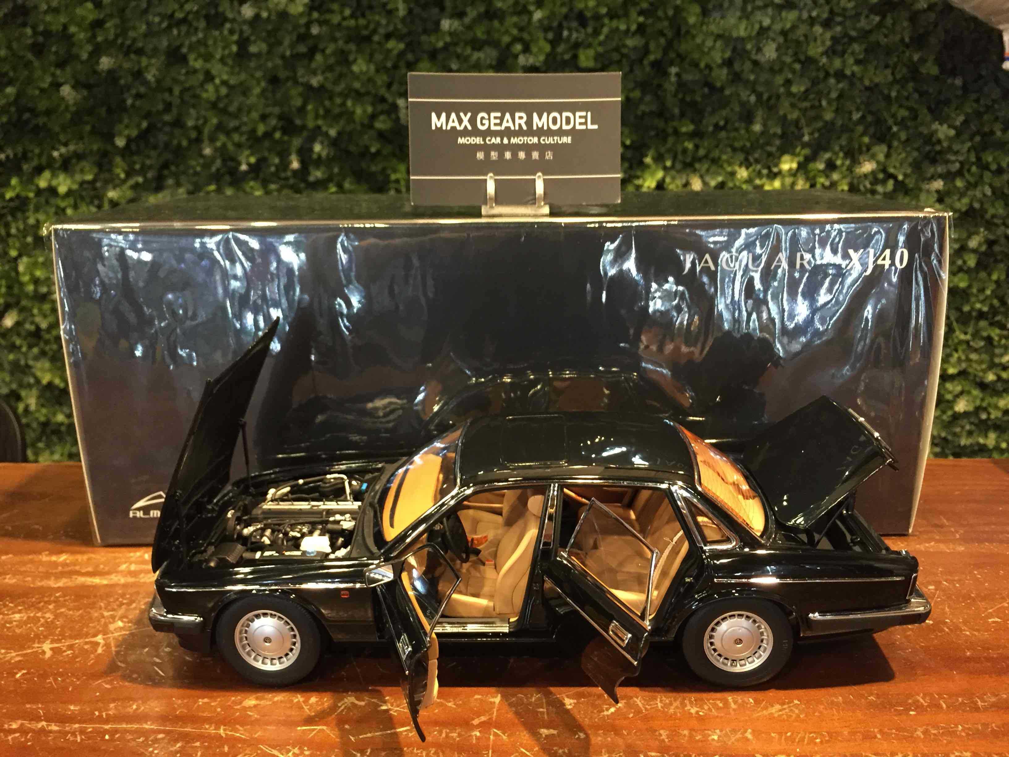 1/18 Almost Real Jaguar Daimler XJ6 (XJ40) Ebony 810543【MGM】