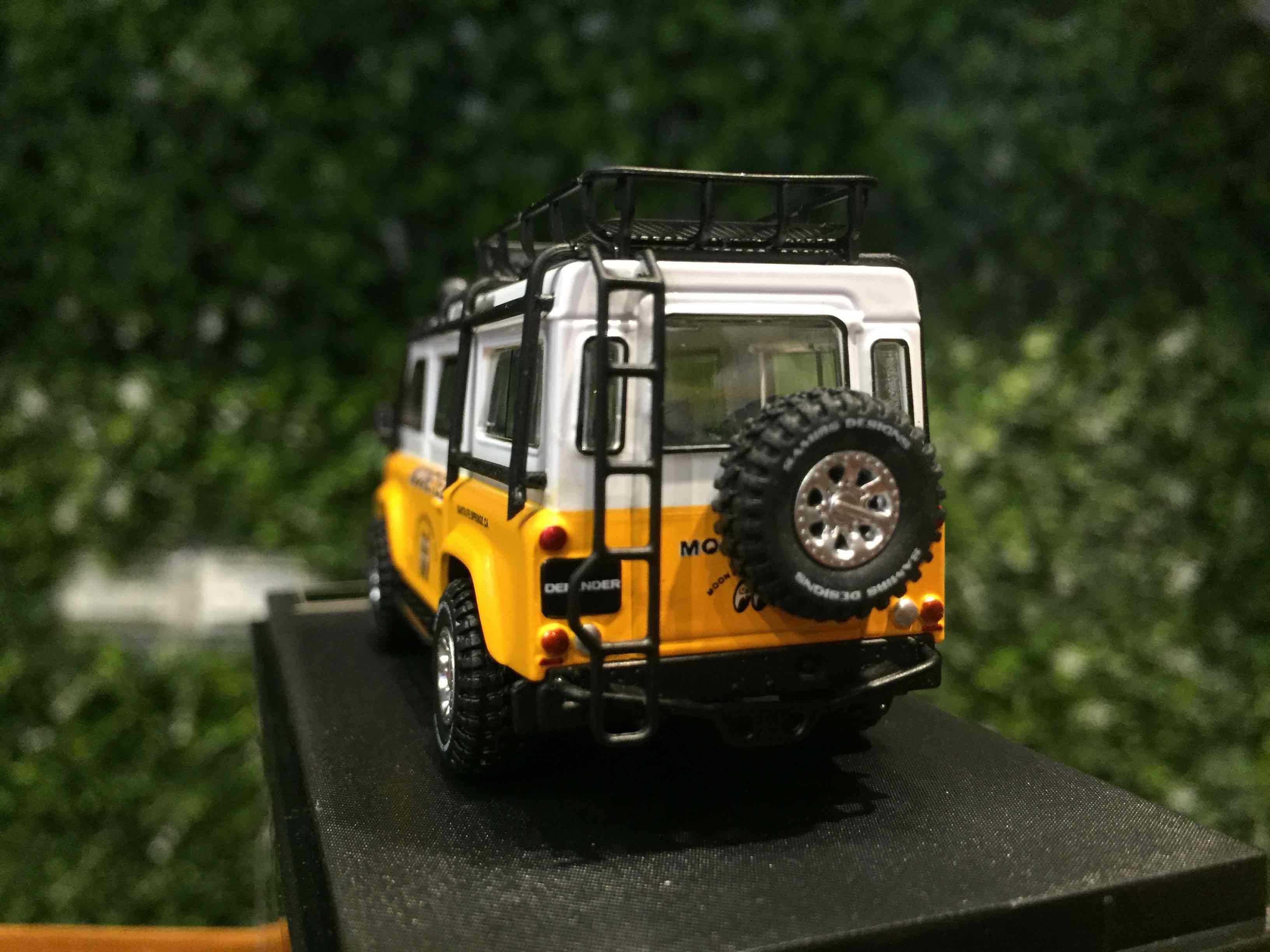 1/64 Master Land Rover Defender Van Mooneyes【MGM】