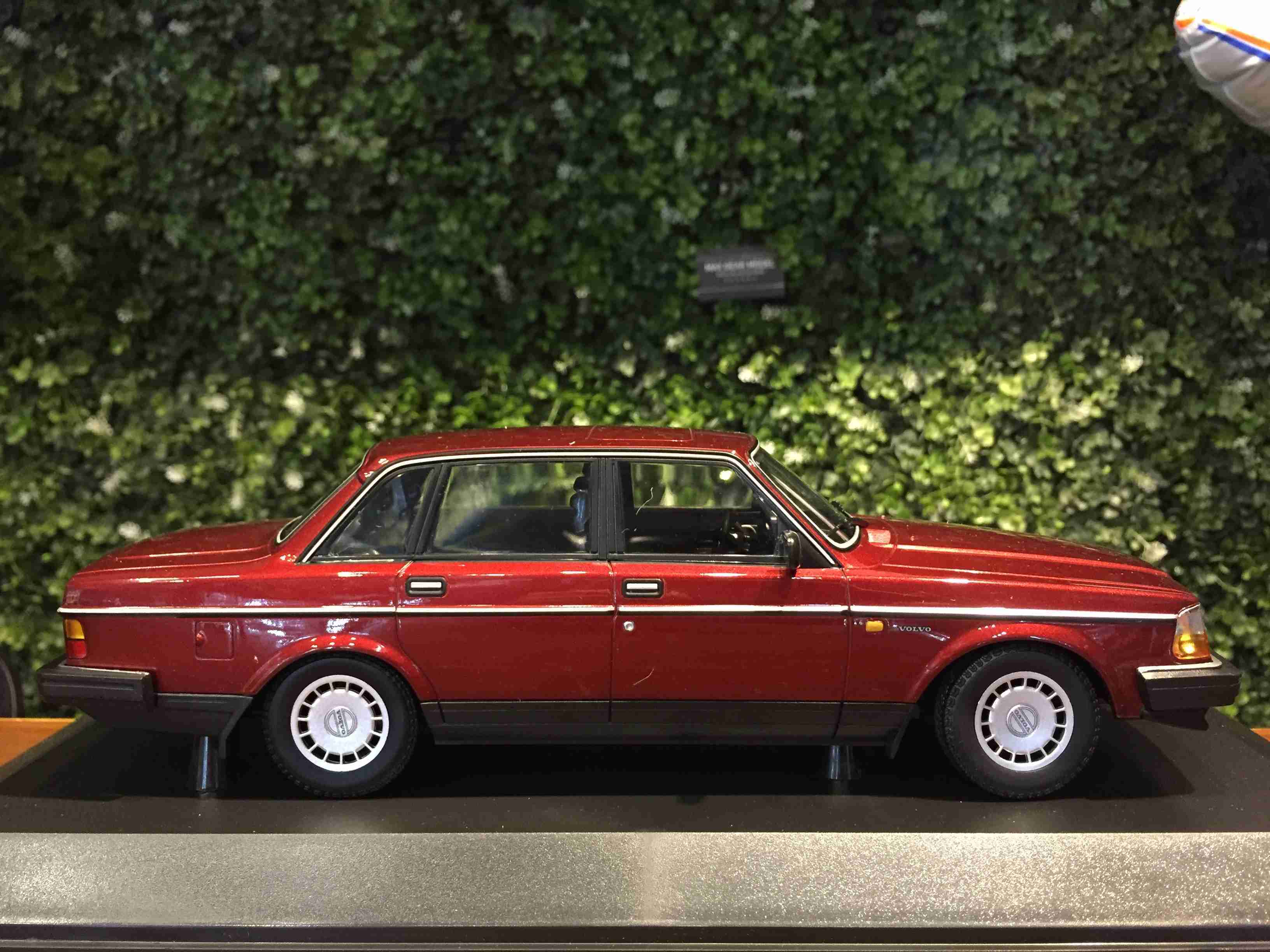 1/18 Minichamps Volvo 240 GL 1986 Dark Red 155171406【MGM】