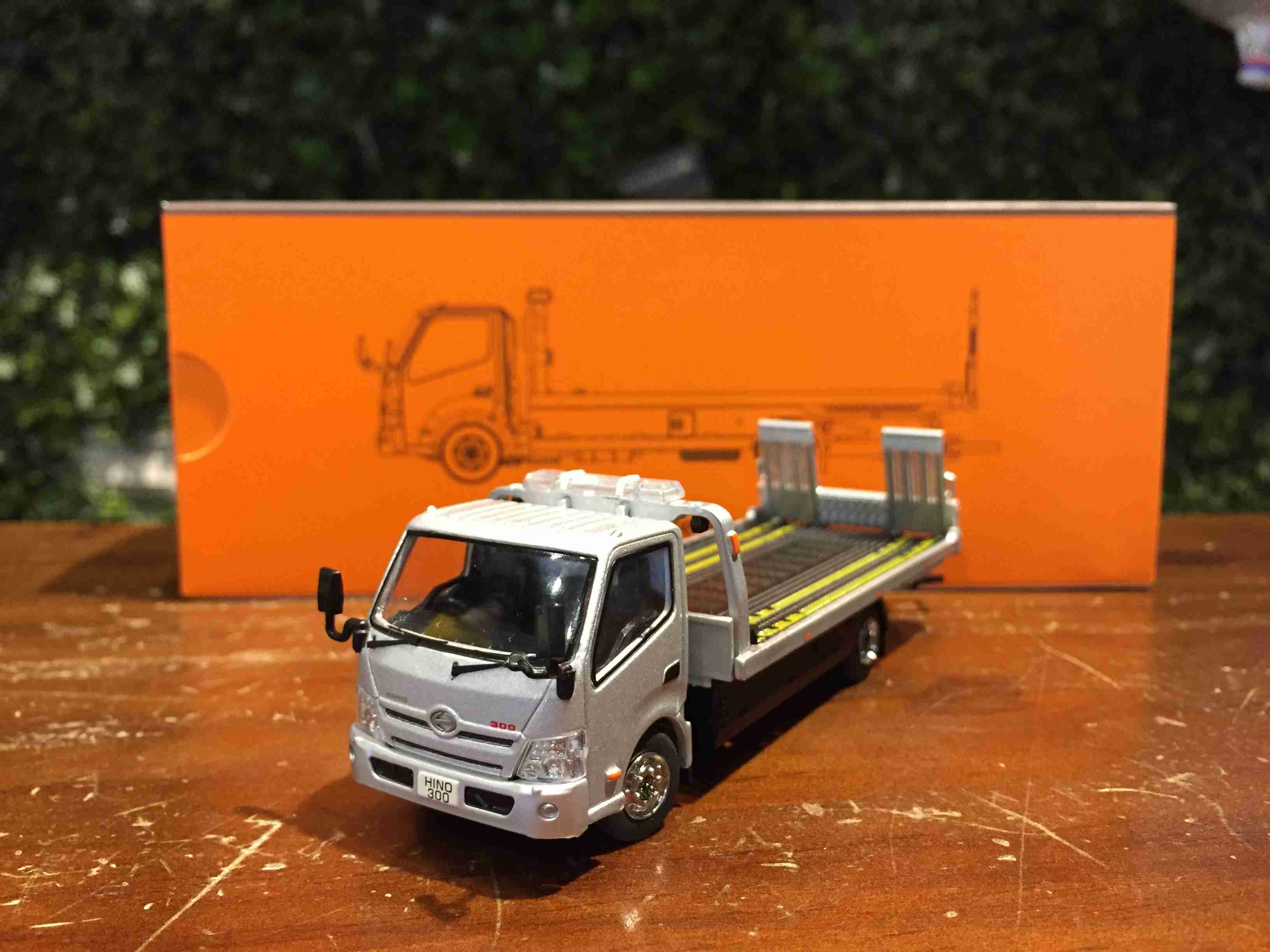 1/64 GCD Hino 300 Flatbed Tow Truck Silver KS01944【MGM】