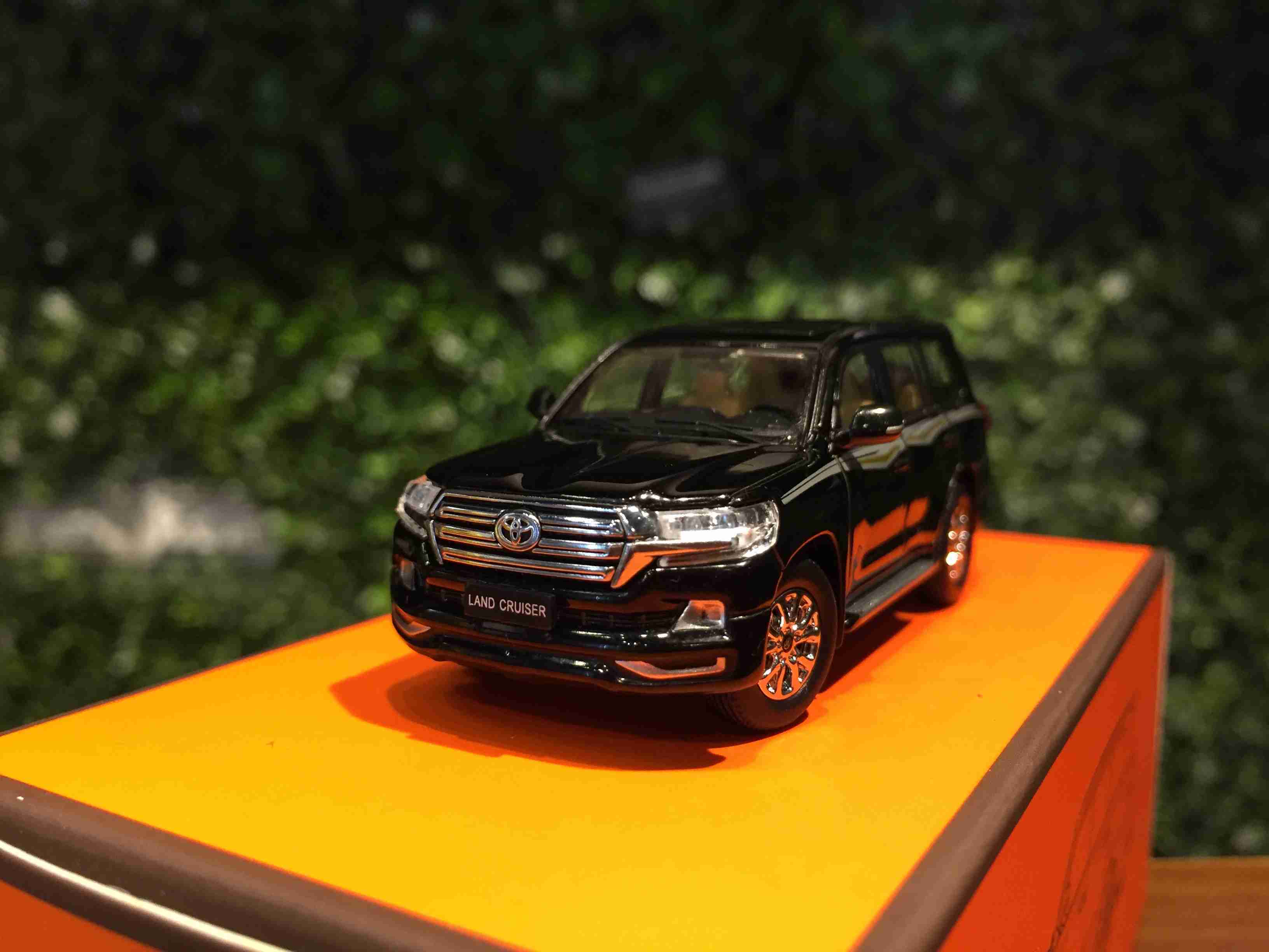 1/64 GCD Toyota Land Cruiser 200 Black Stripes KS00738【MGM】