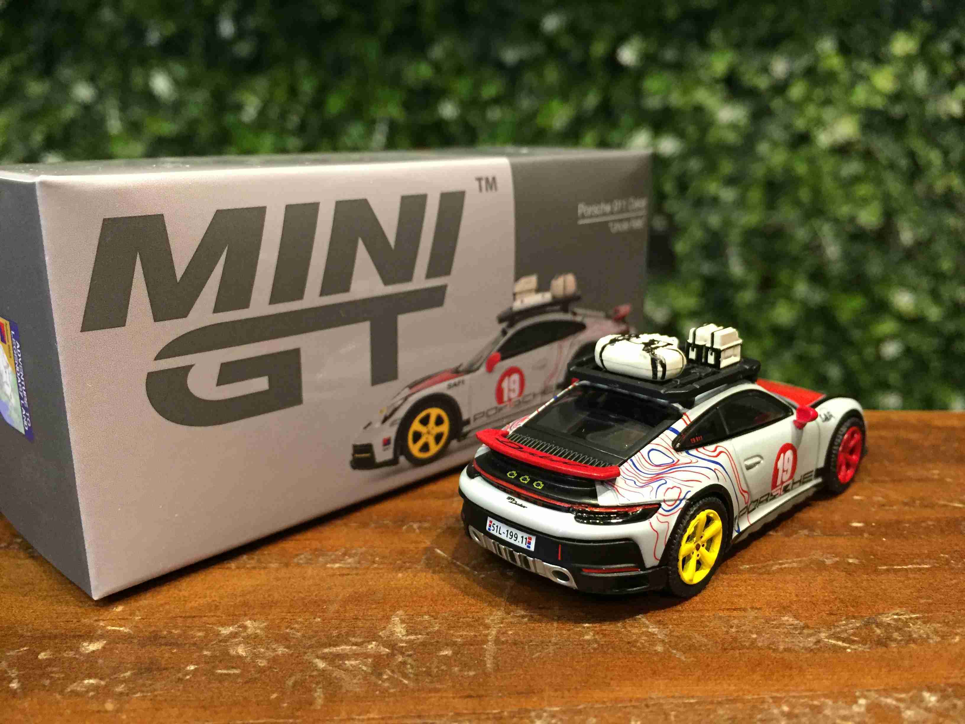 1/64 MiniGT Porsche 911 Dakar Uncle Rally MGT01068L【MGM】