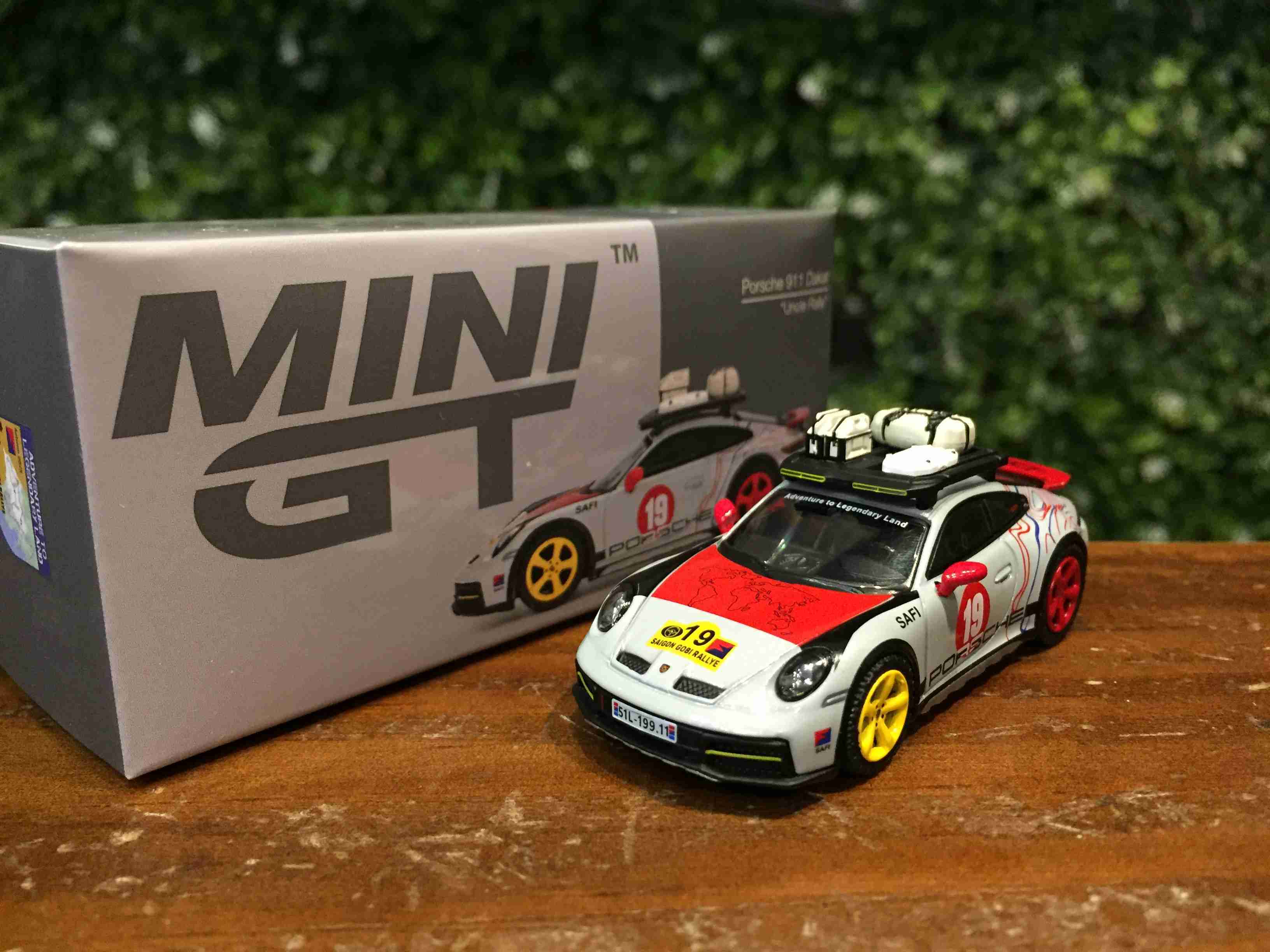 1/64 MiniGT Porsche 911 Dakar Uncle Rally MGT01068L【MGM】