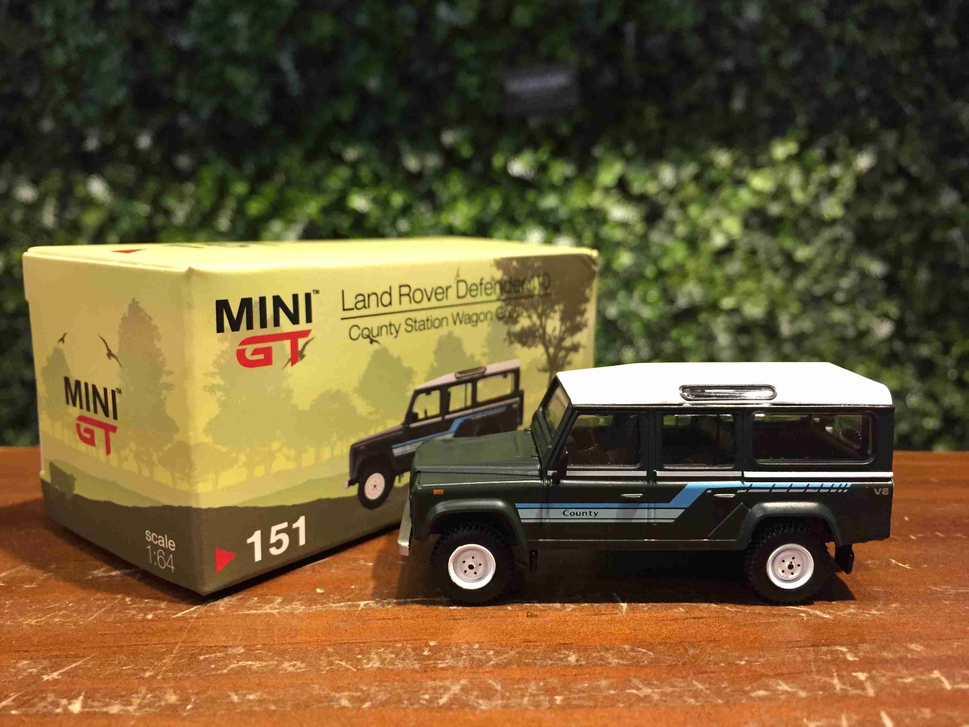 1/64 MiniGT Land Rover Defender 110 County MGT00151L【MGM】