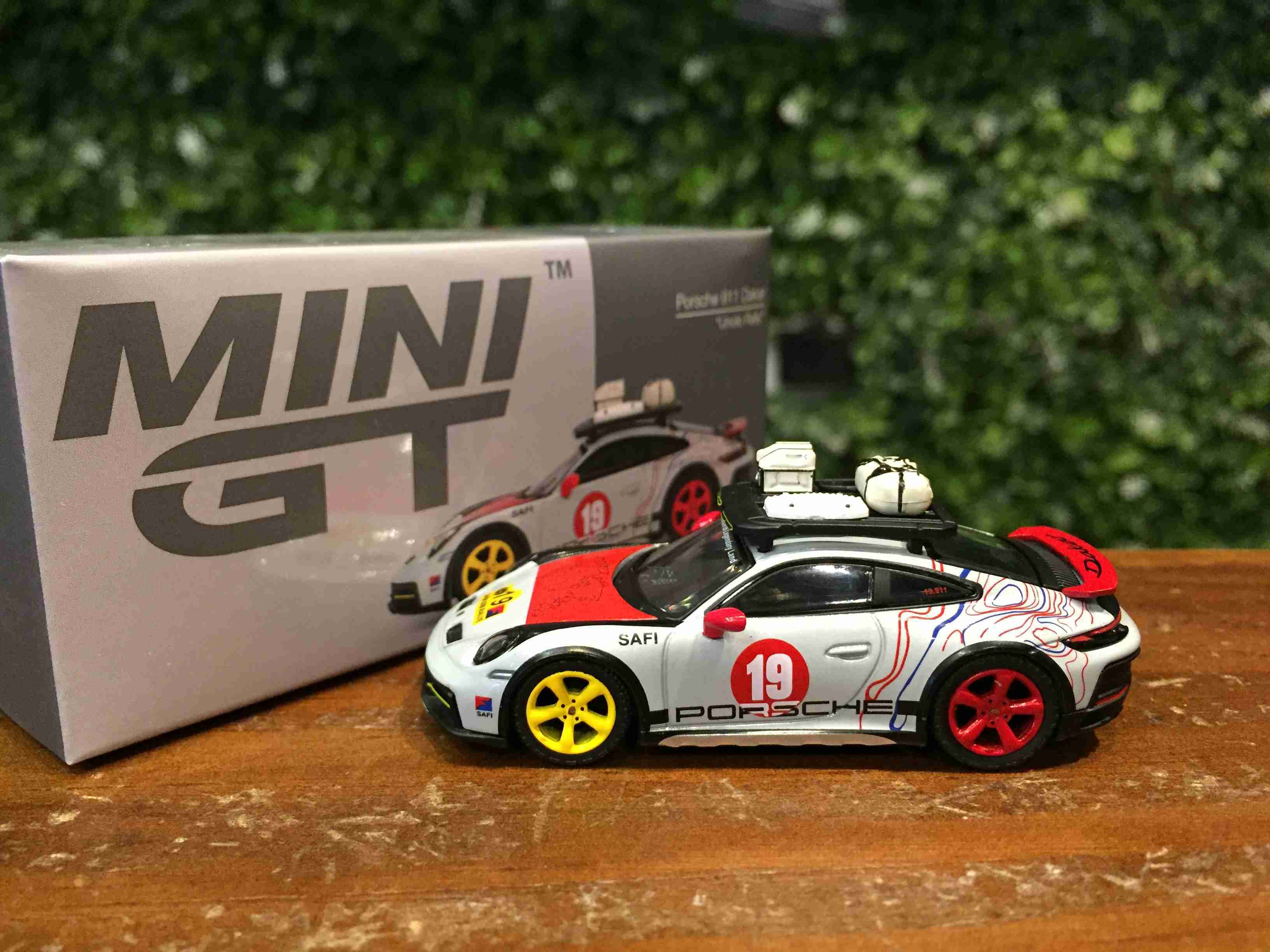 1/64 MiniGT Porsche 911 Dakar Uncle Rally MGT01068L【MGM】