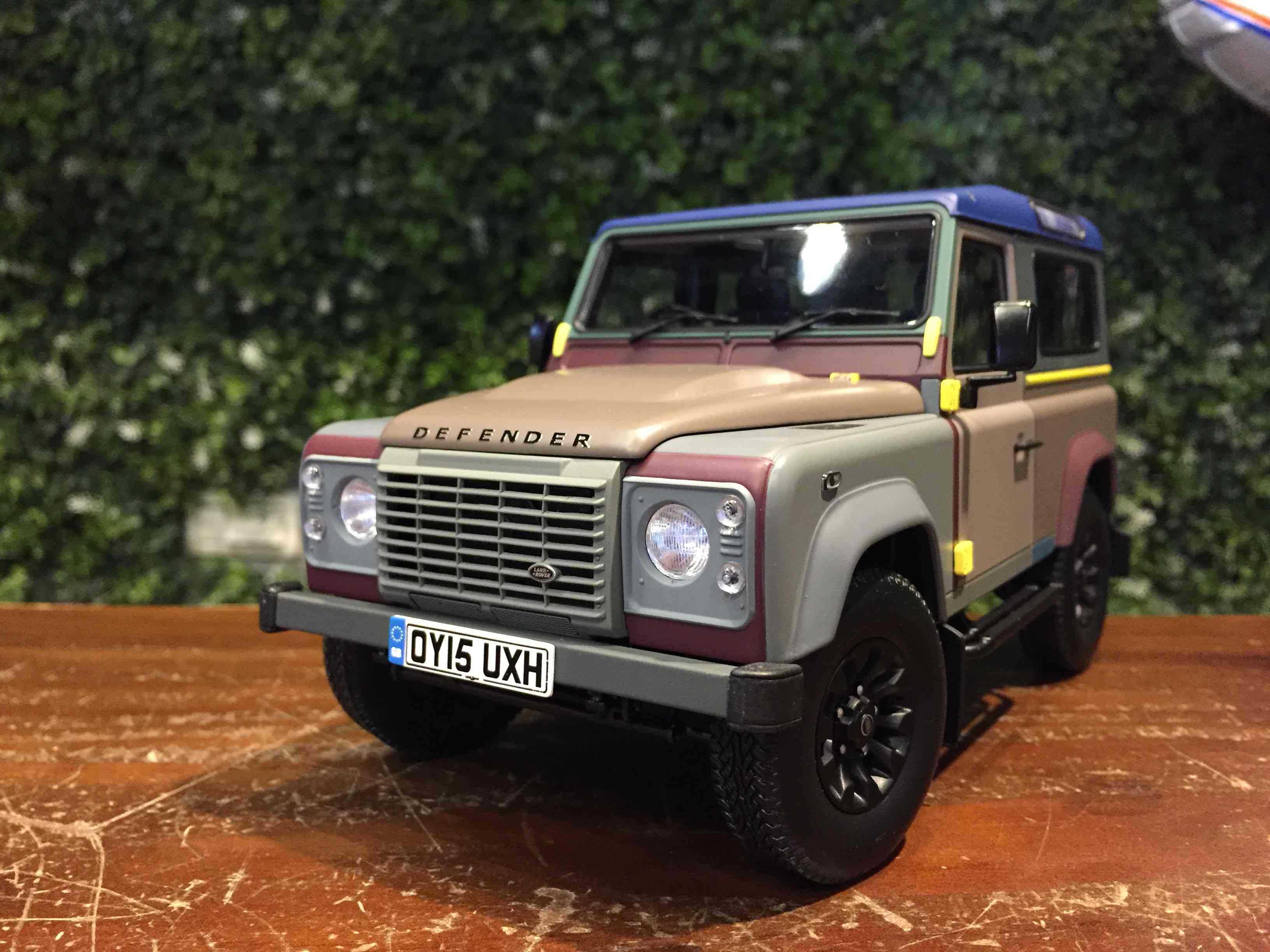 1/18 AlmostReal Land Rover Defender 90 PaulSmith 810214【MGM】