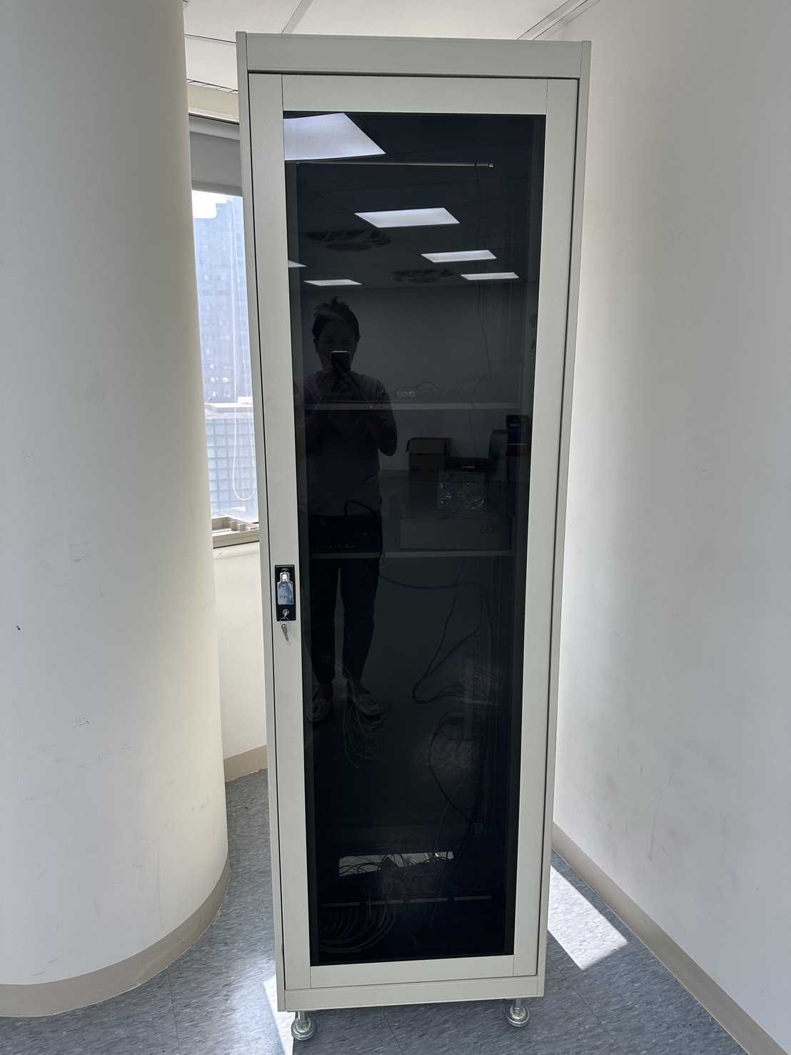 二手 8成新 伺服器機櫃 網路機櫃 電腦機櫃 含市話總機系統 請先敲敲話