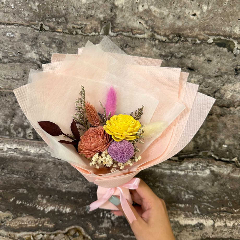 【A-ONE】畢業玫瑰小花束 索拉花乾燥花 紫永生球花 滿天星 擴香通草花 不凋花 永生花 情人節 聖誕節告白花束