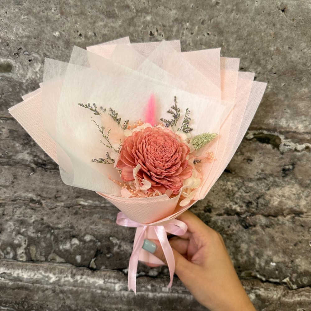 【A-ONE】畢業花束 索拉太陽玫瑰通草花束 乾燥花花束 粉兔尾草 永生花束 繡球花 香皂花 浮游花 擴香小花束